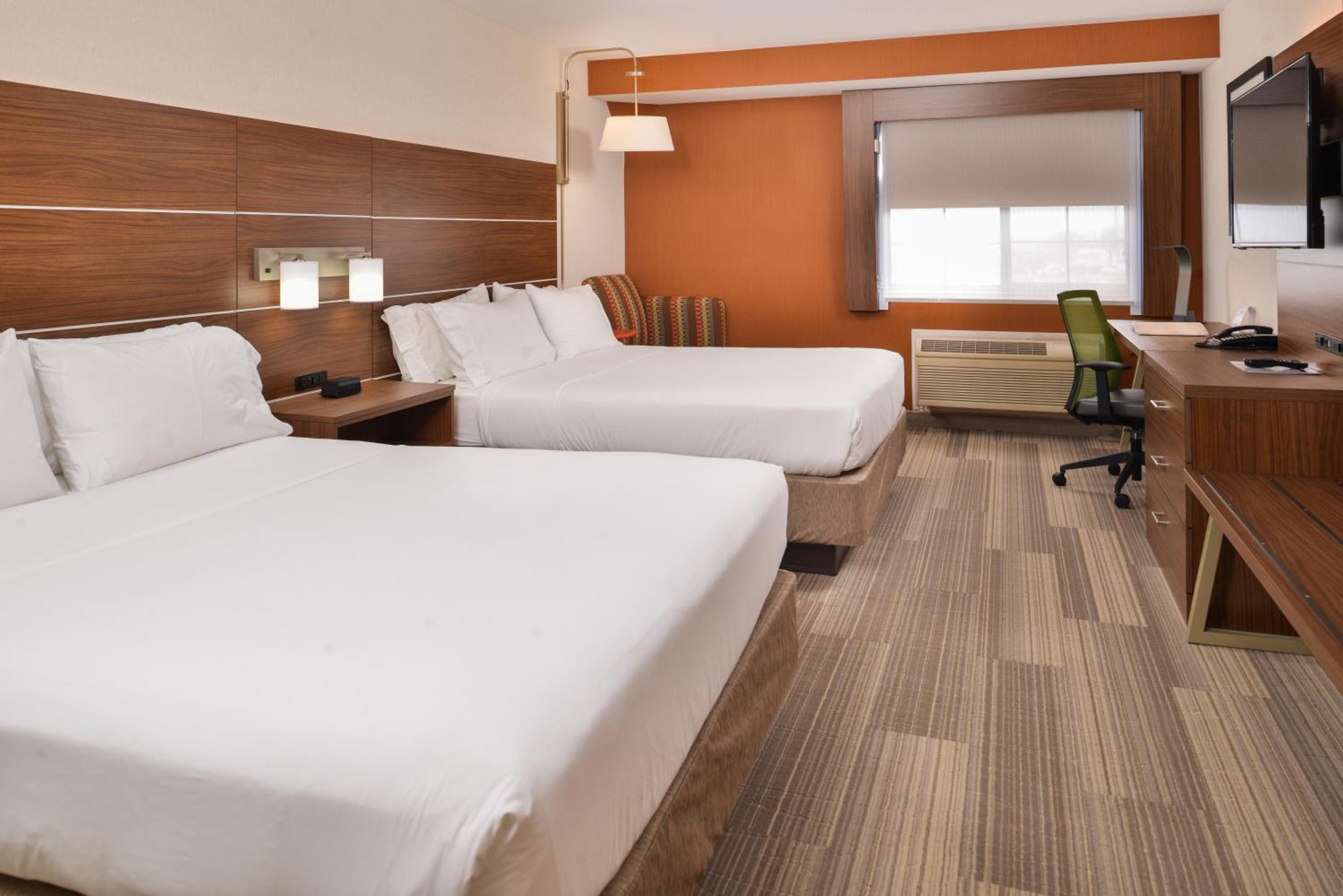 Queen Room with Two Queen Beds - Mobility Access Tub/Non-Smoking - Photo 4