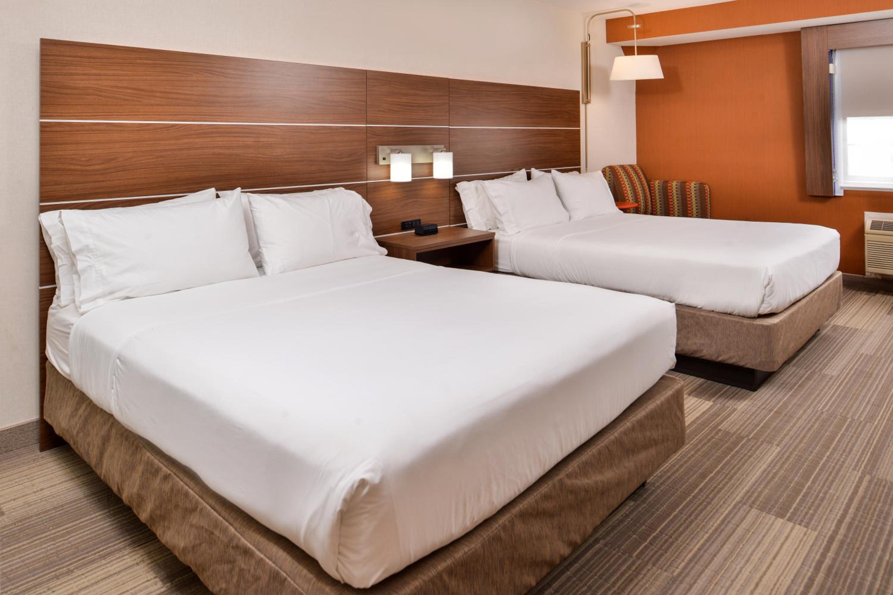 Queen Room with Two Queen Beds - Mobility Access Tub/Non-Smoking - Photo 2