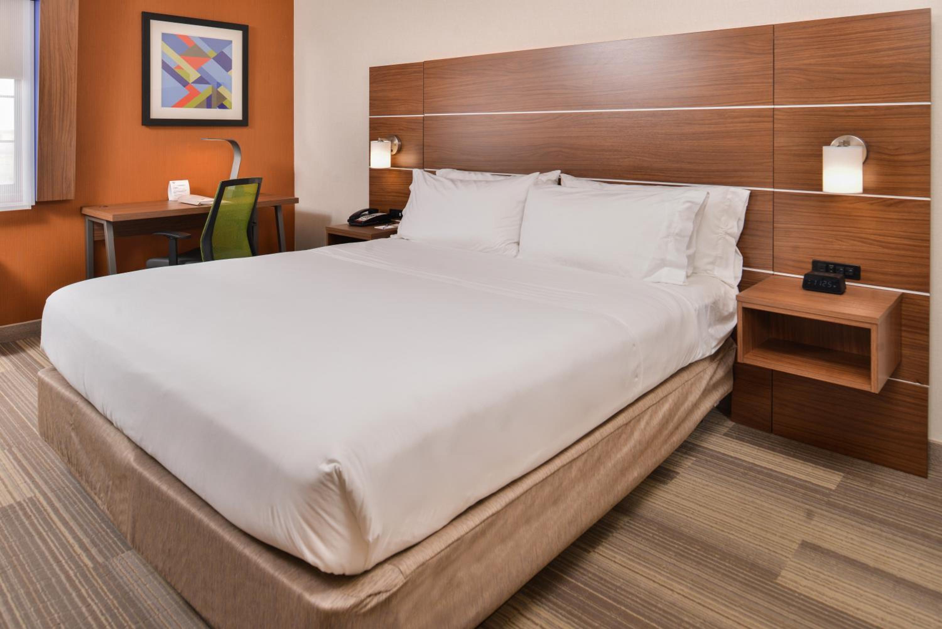 Standard King Room - Photo 3
