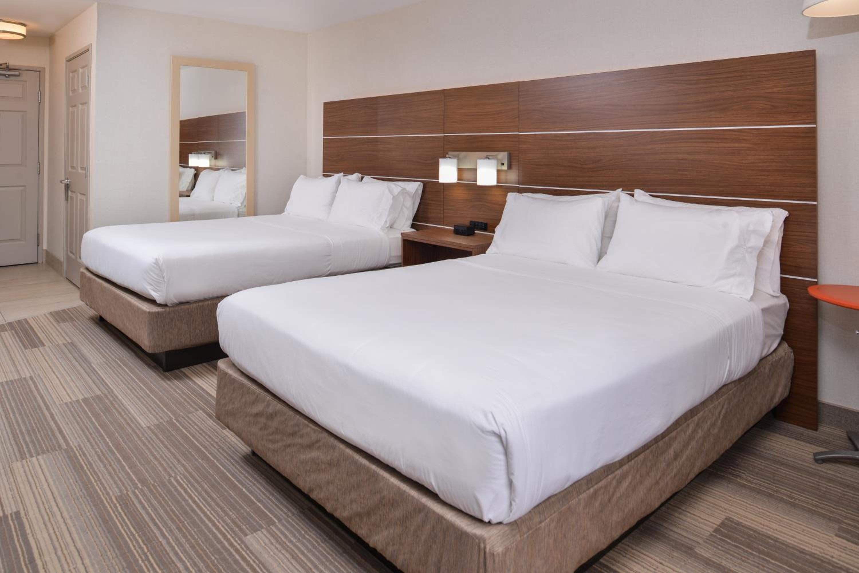 Queen Room with Two Queen Beds - Mobility Access Tub/Non-Smoking - Photo 3