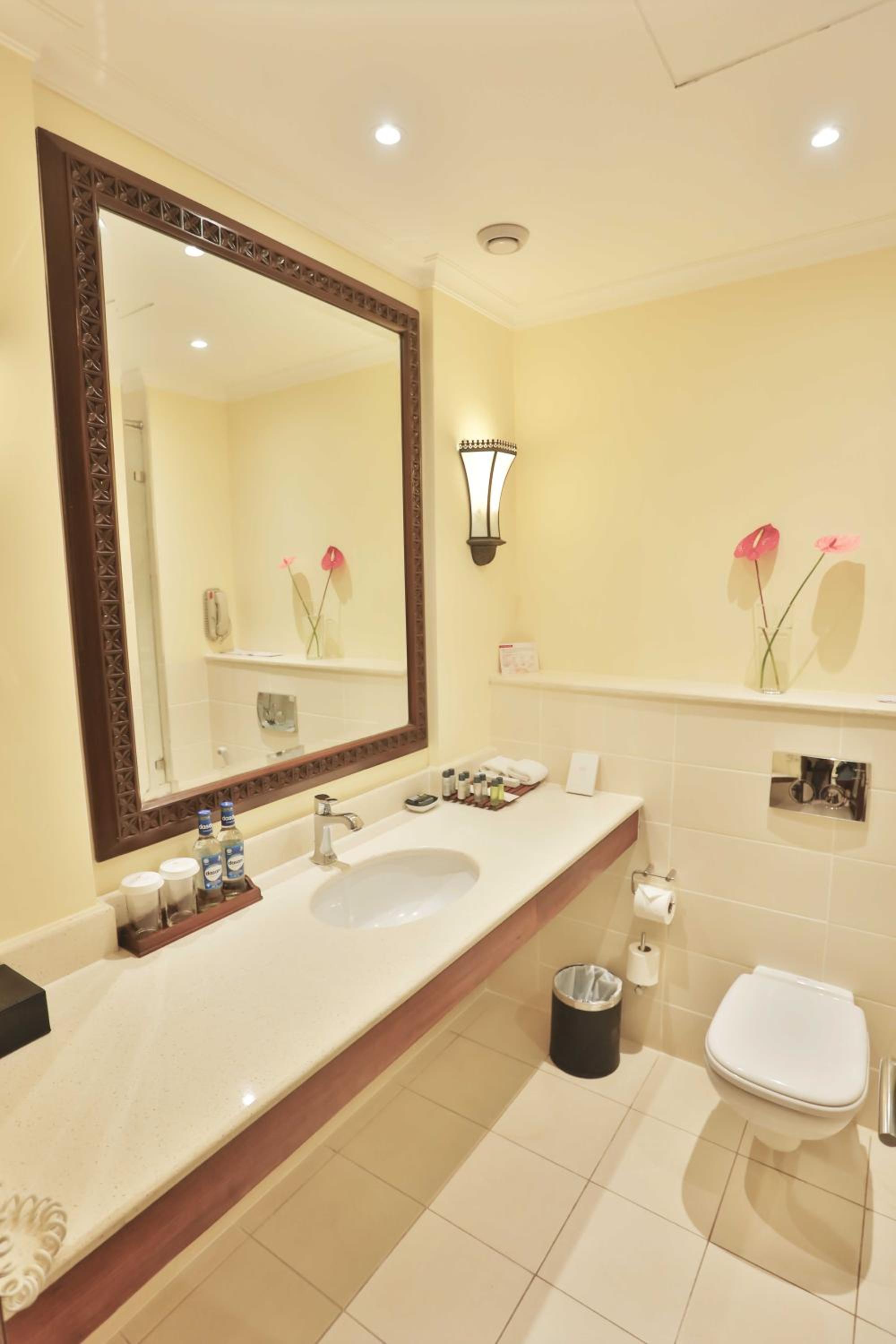 Pool Facing Queen Room - Photo 5