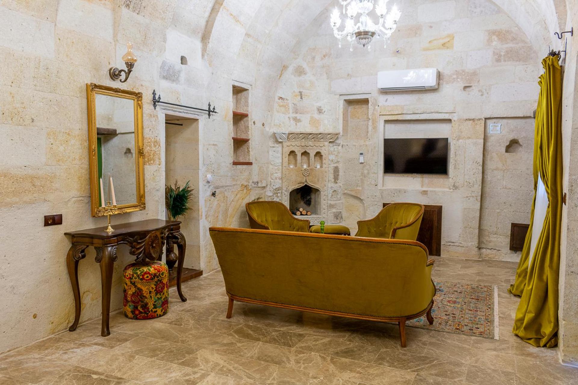 Superior Suite - Photo 27