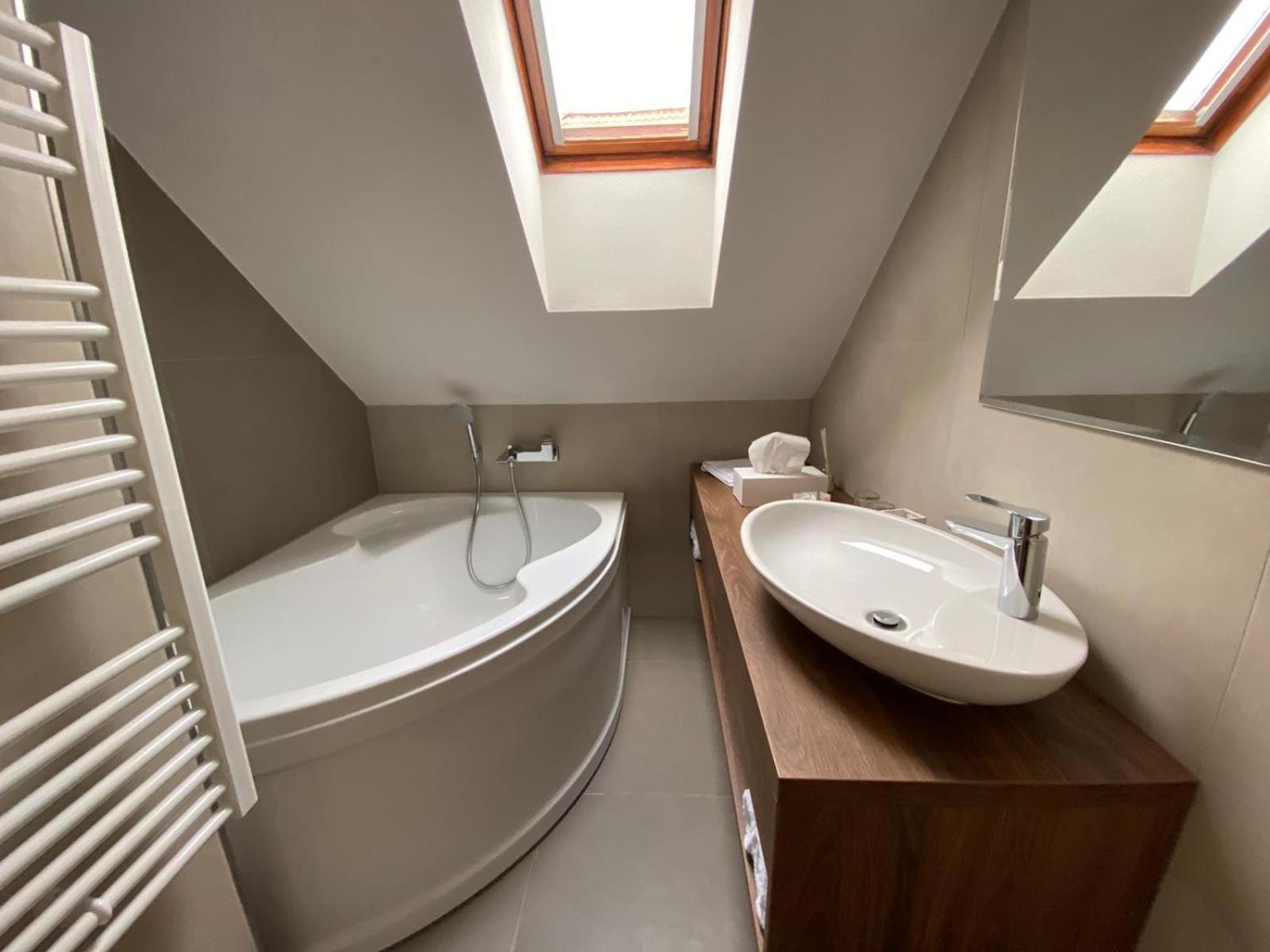 Deluxe Double Room - Photo 9