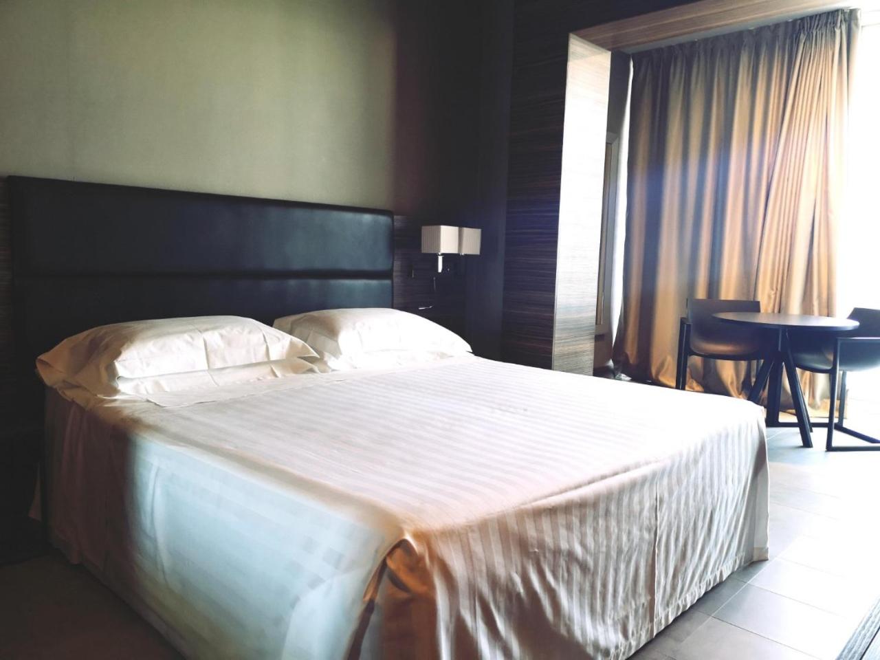 Standard Double or Twin Room - Photo 1
