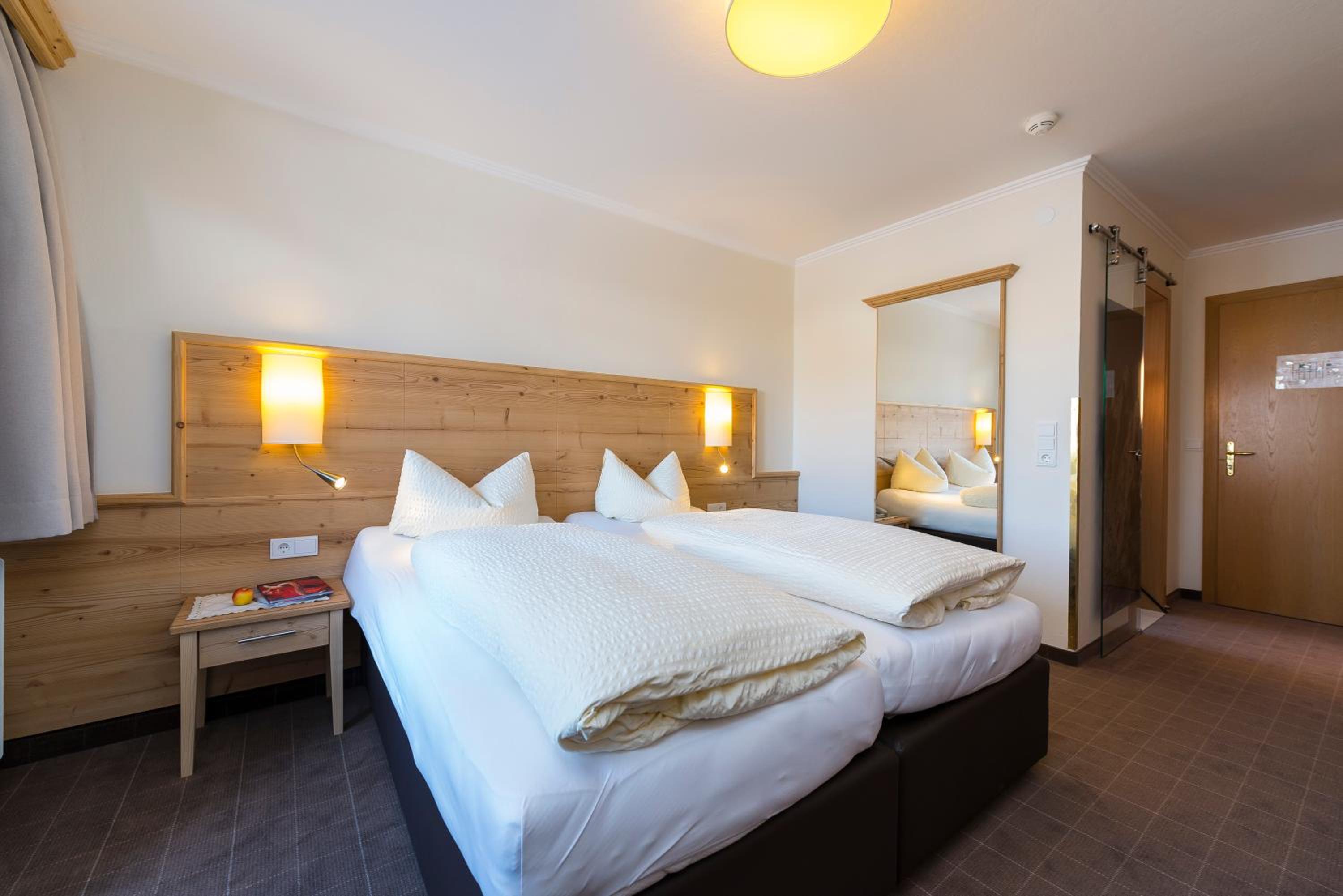 Double Room with Balcony - Photo 8