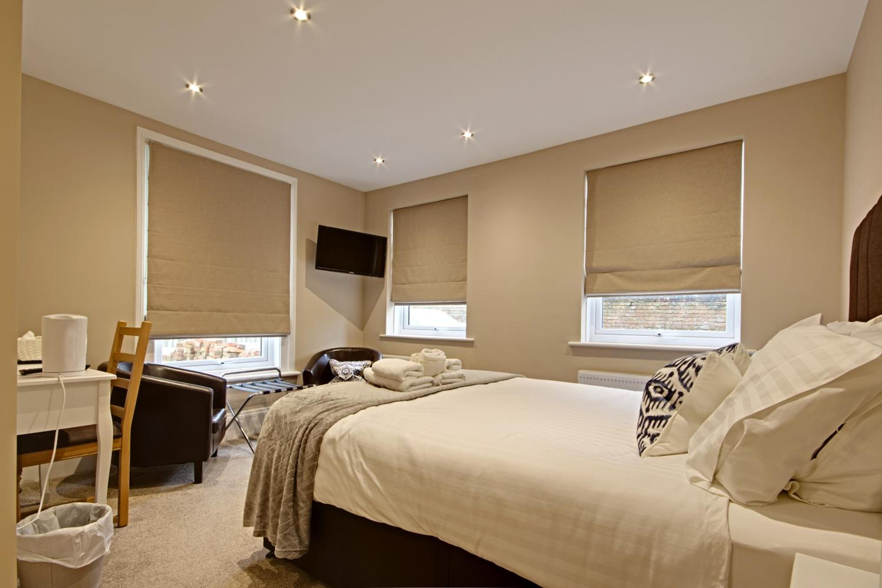 Deluxe Double Room with Shower - Photo 5