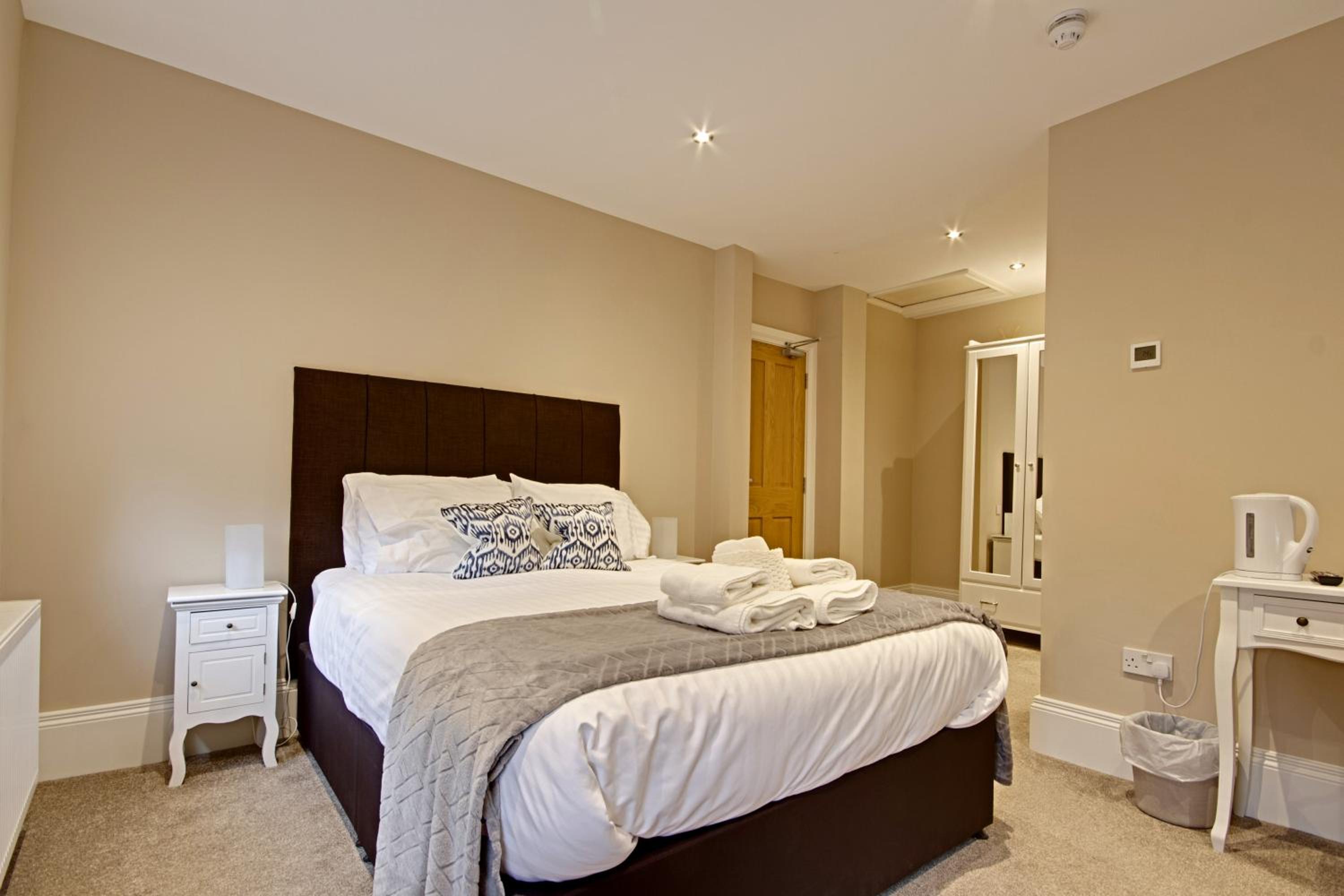 Deluxe Double Room with Shower - Photo 6