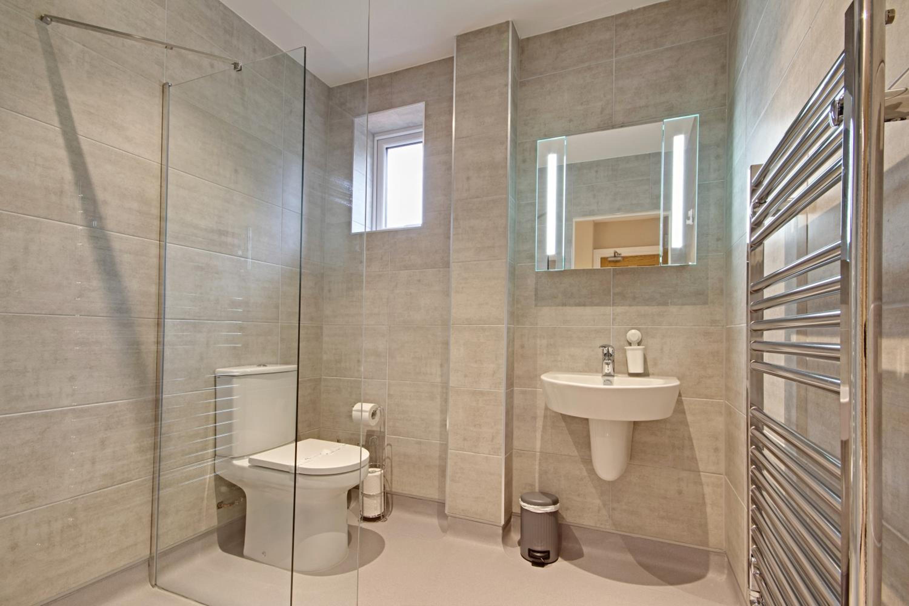 Deluxe Double Room with Shower - Photo 3