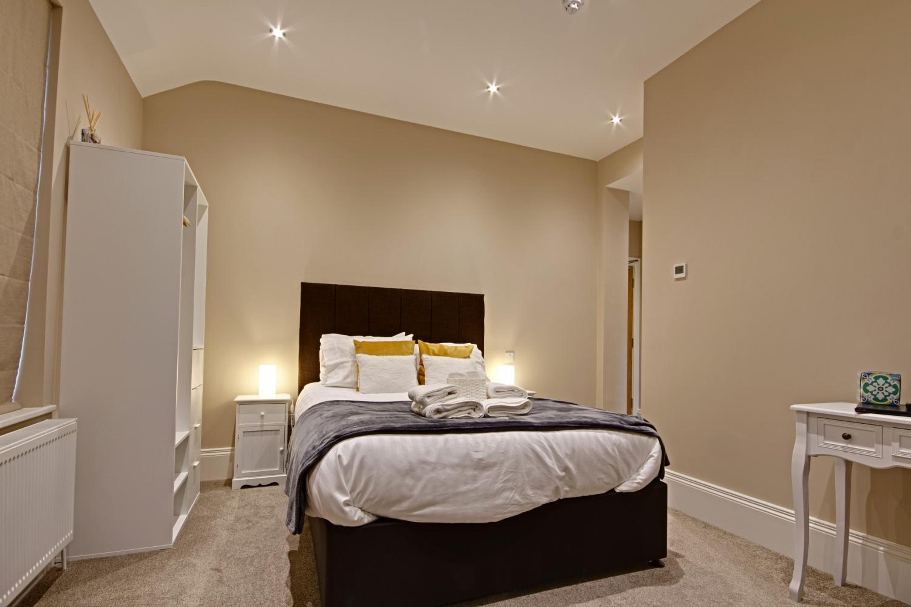 Deluxe Double Room with Shower - Photo 7