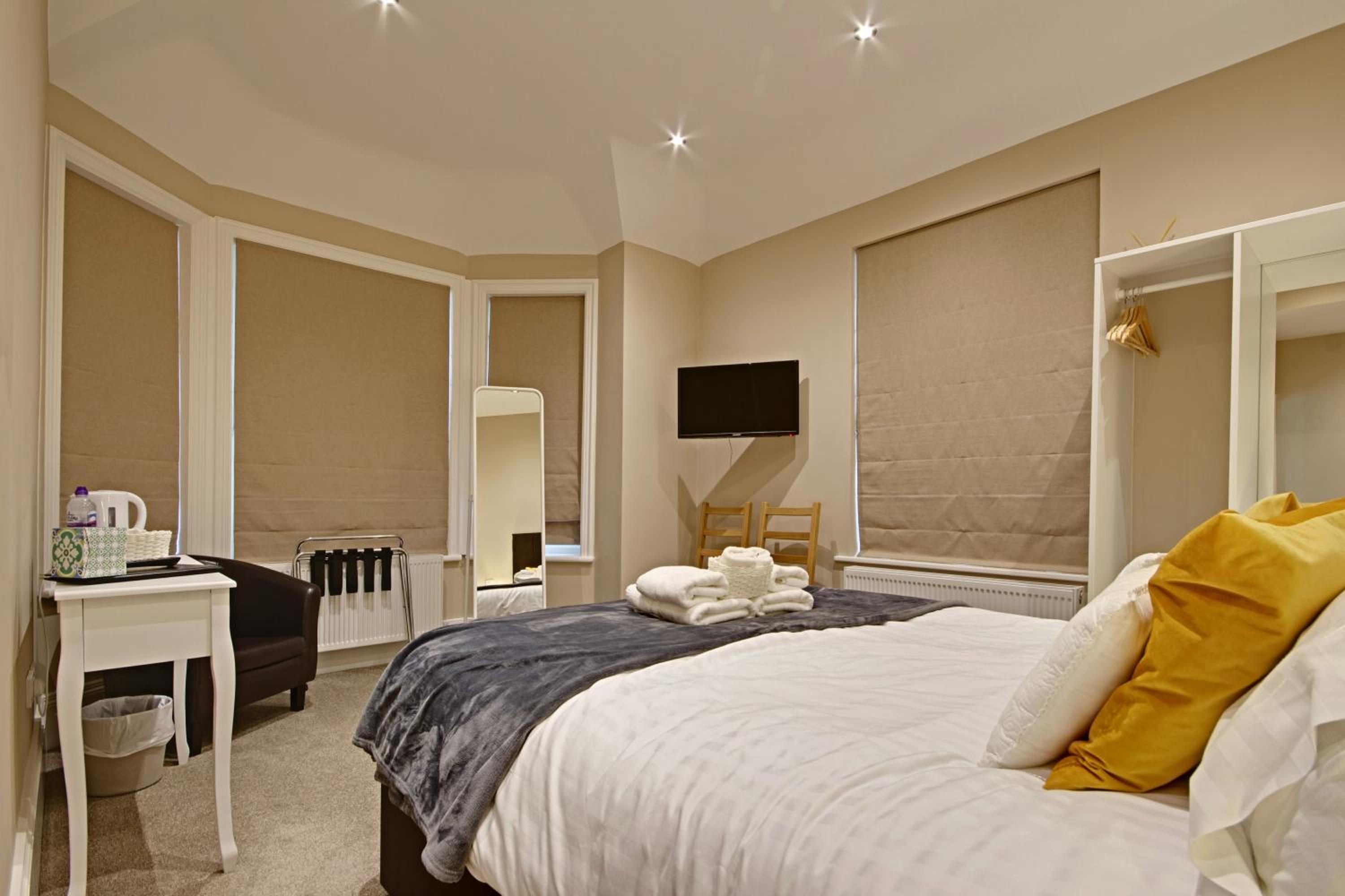 Deluxe Double Room with Shower - Photo 8