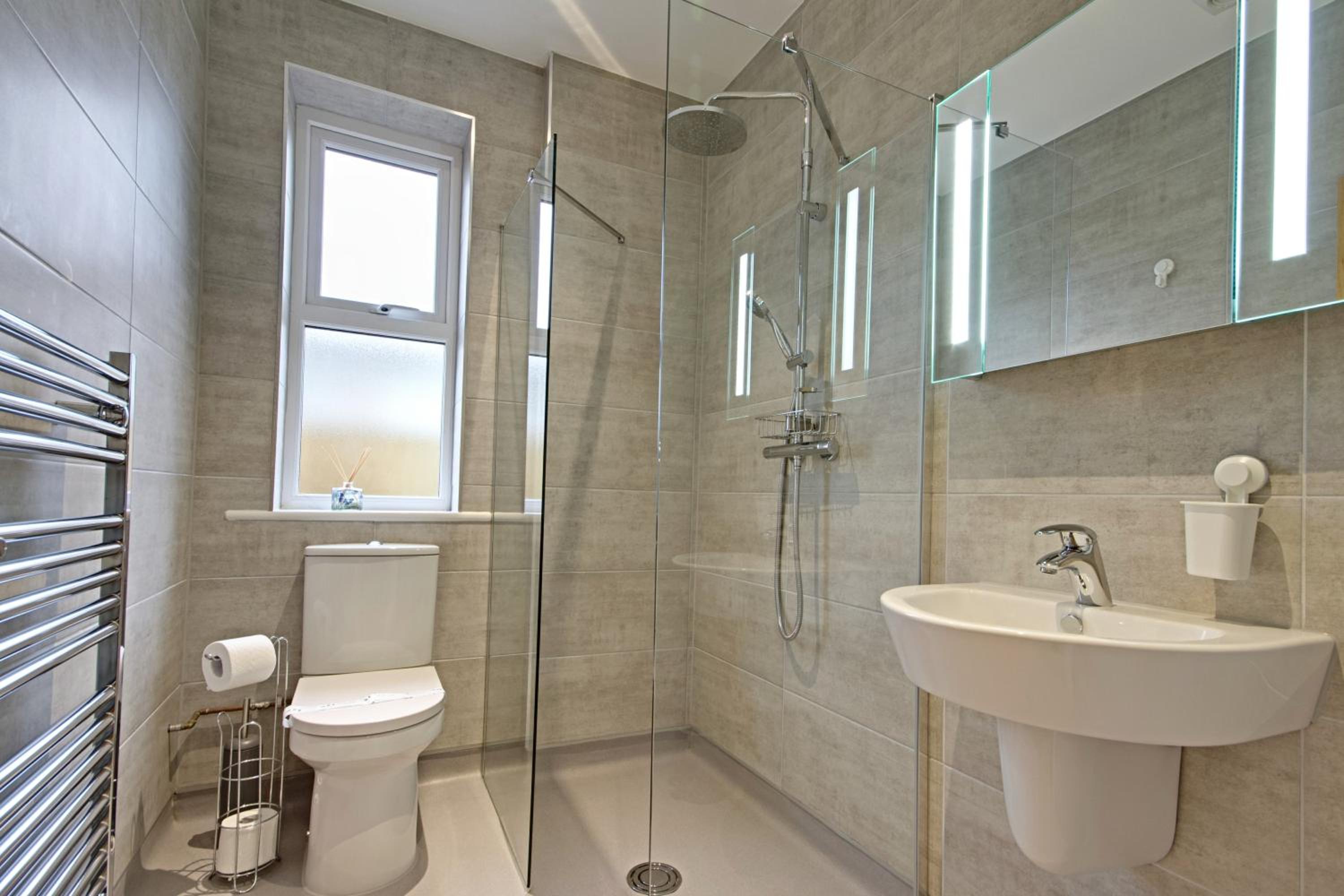 Deluxe Double Room with Shower - Photo 4