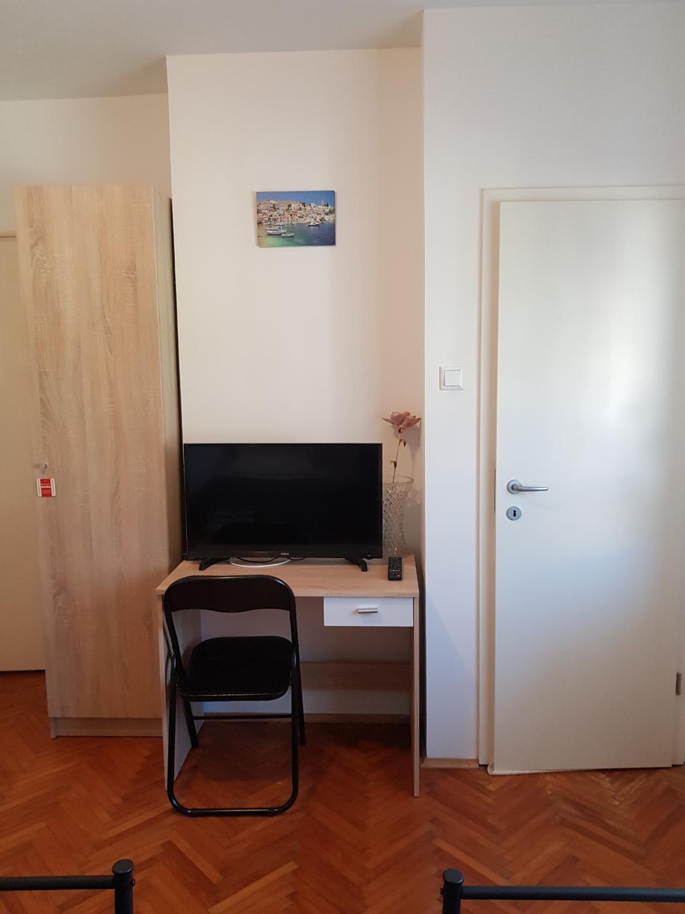 Twin Room with Extra Bed - Photo 1