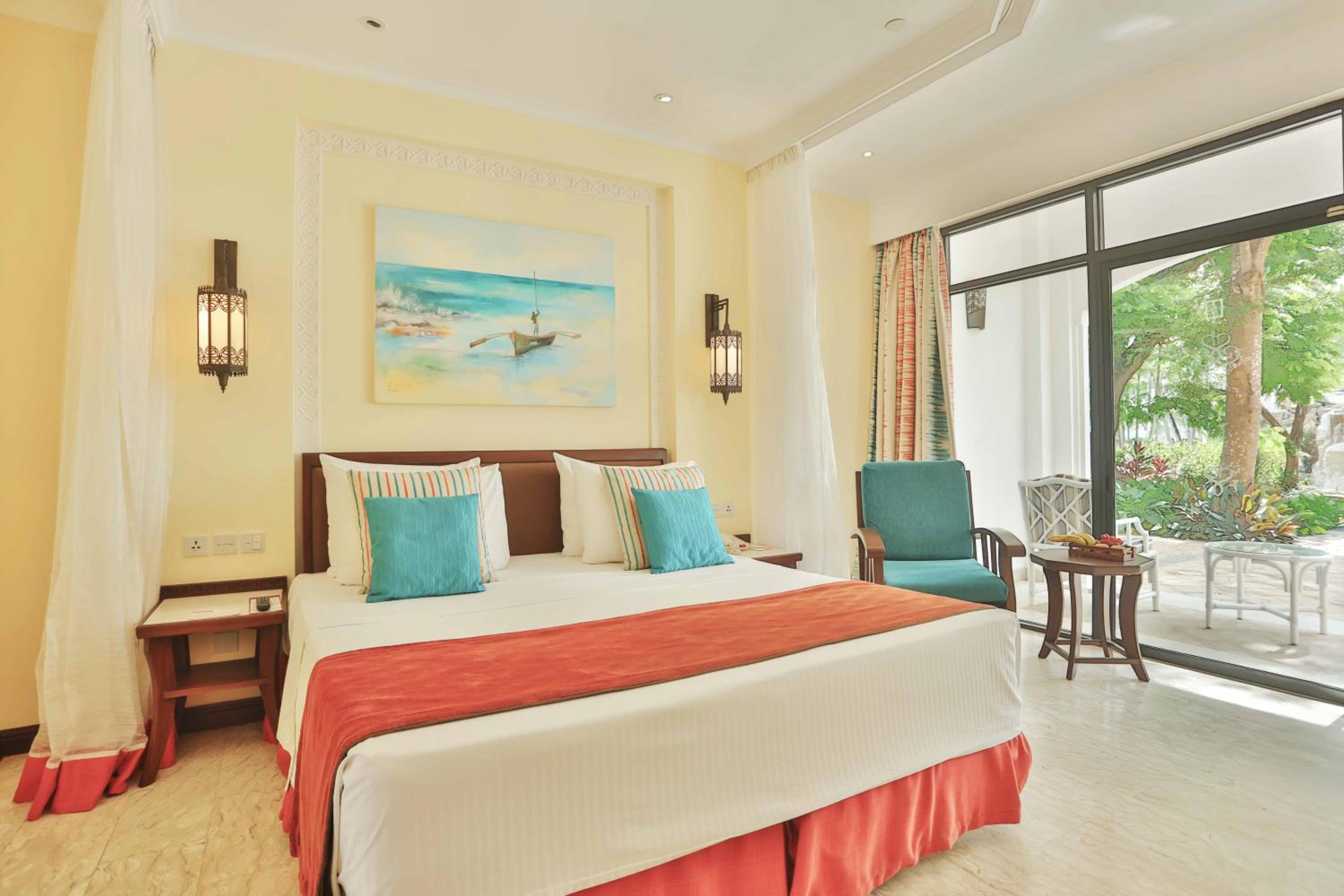Pool Facing Queen Room - Photo 2