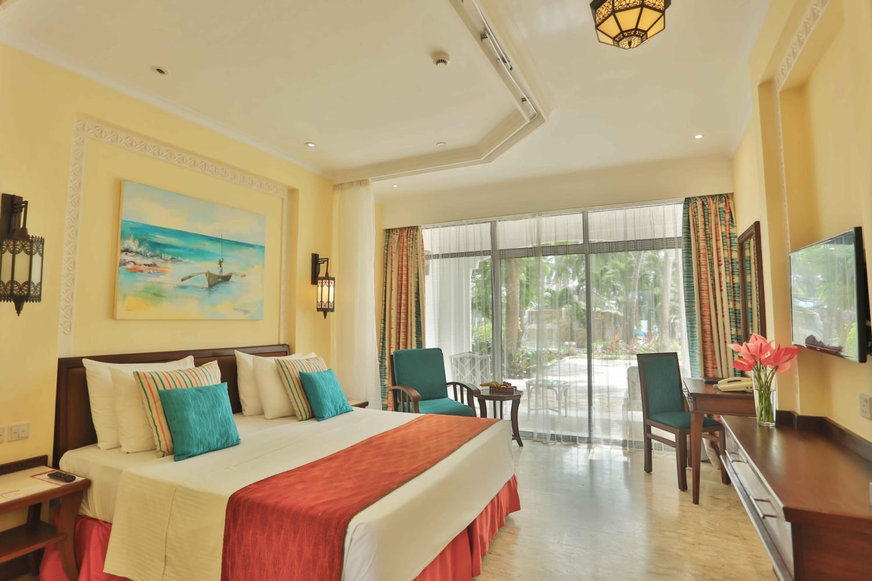 Pool Facing Queen Room - Photo 4