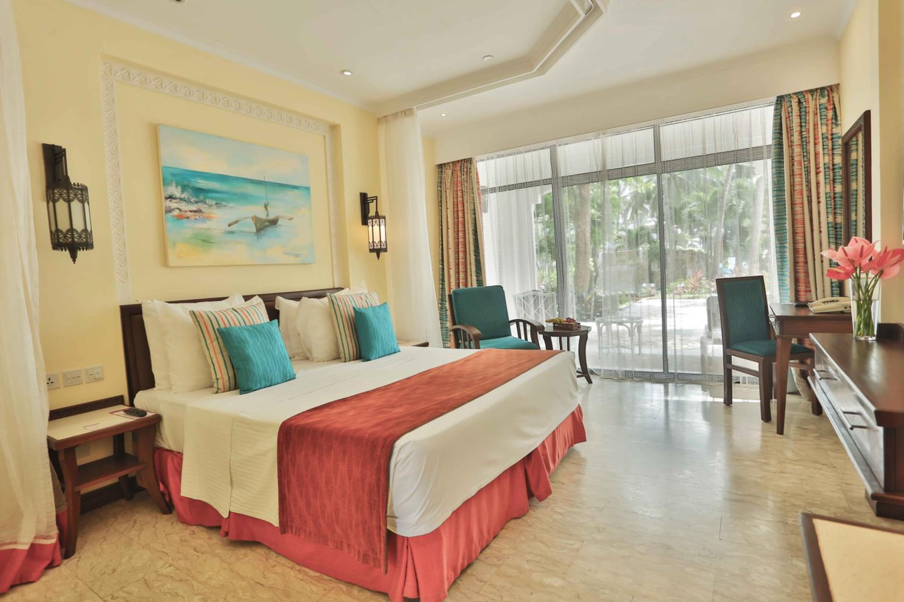 Pool Facing Queen Room - Photo 1