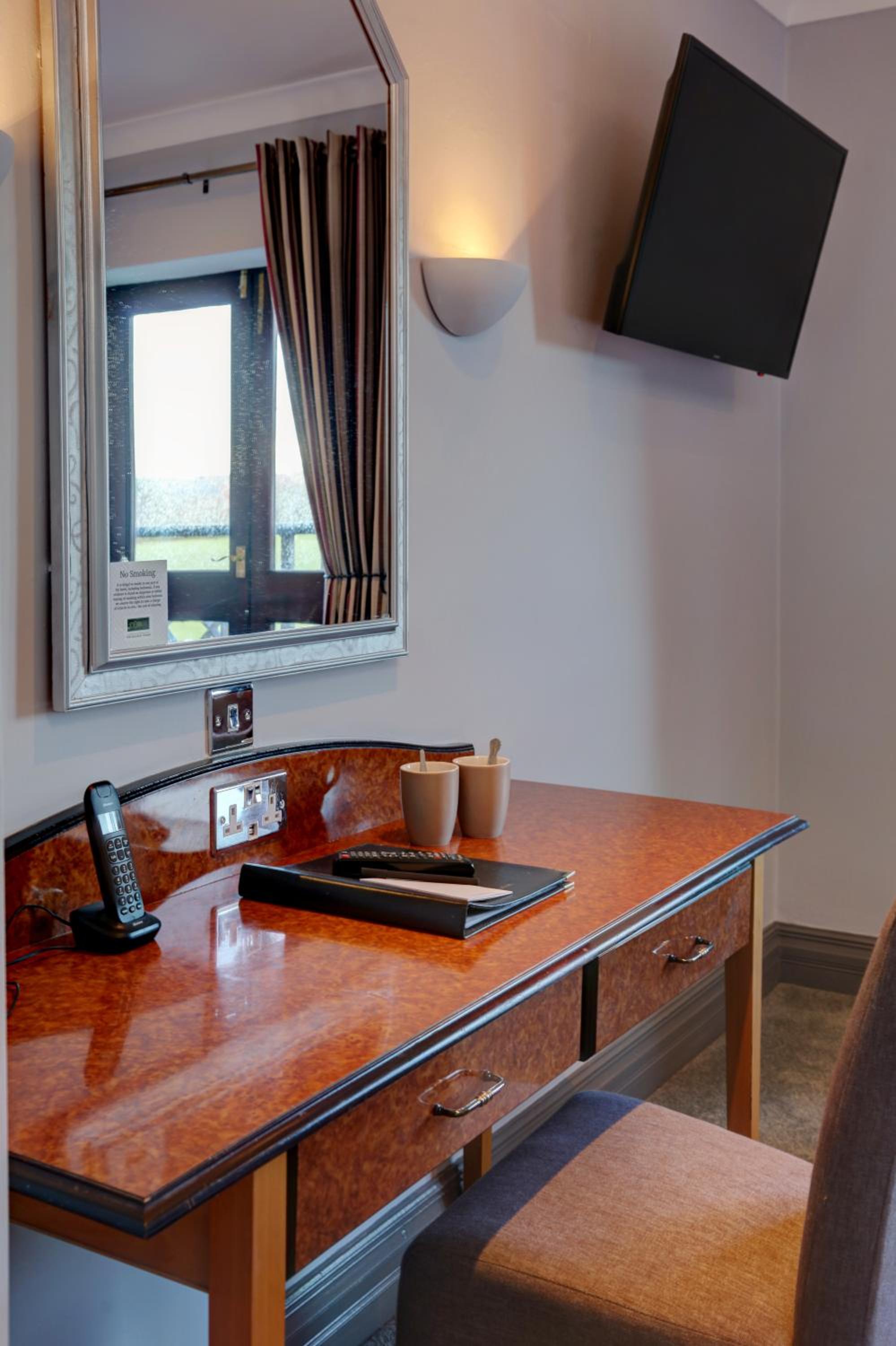 Standard King Room - Photo 3