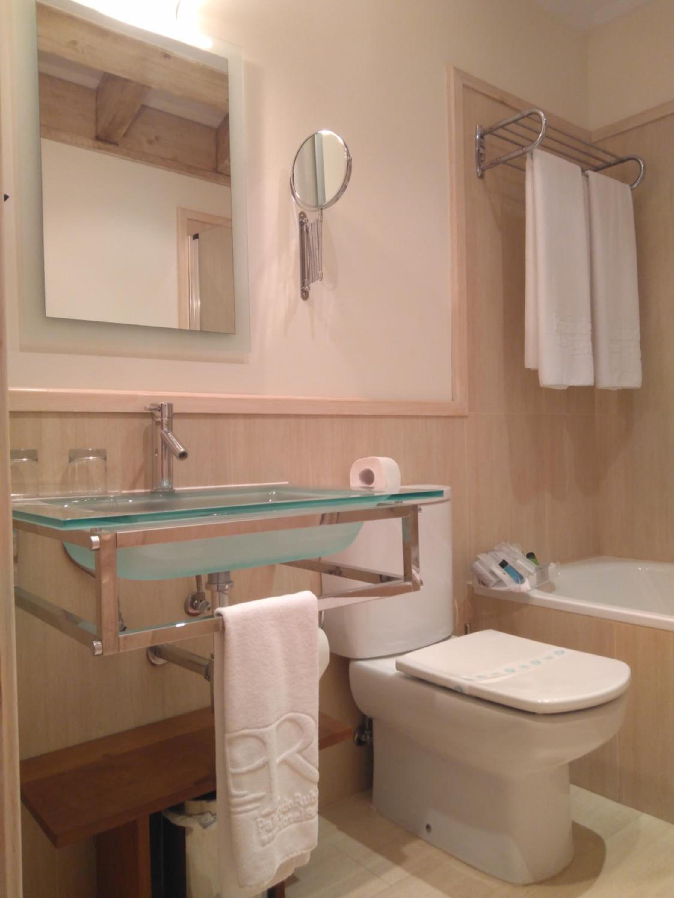 Standard Double Room - Photo 9