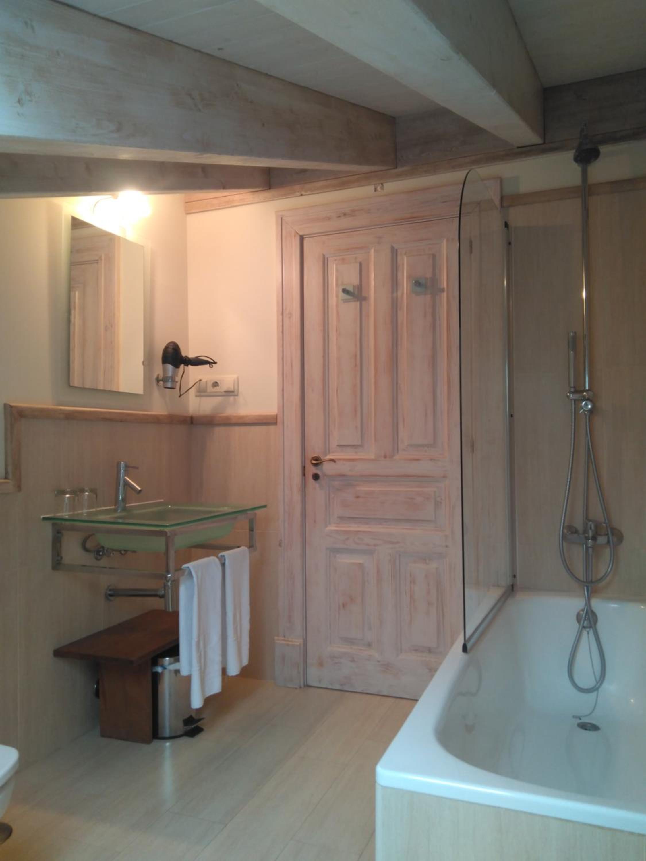 Standard Double Room - Photo 11