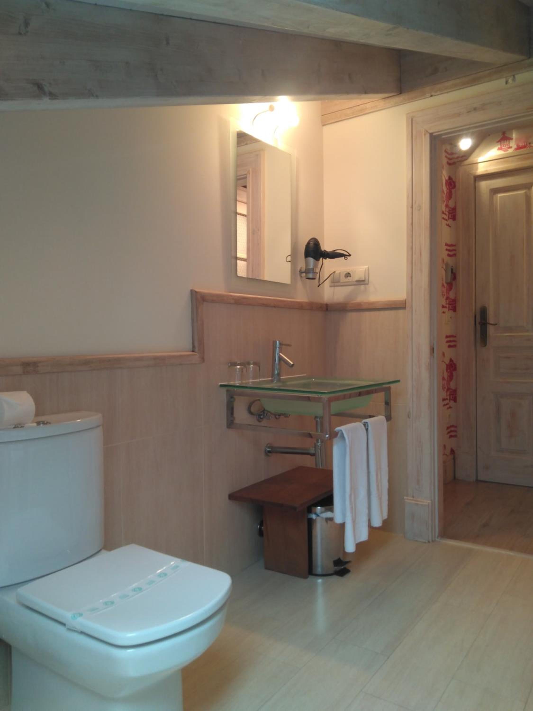 Standard Double Room - Photo 10