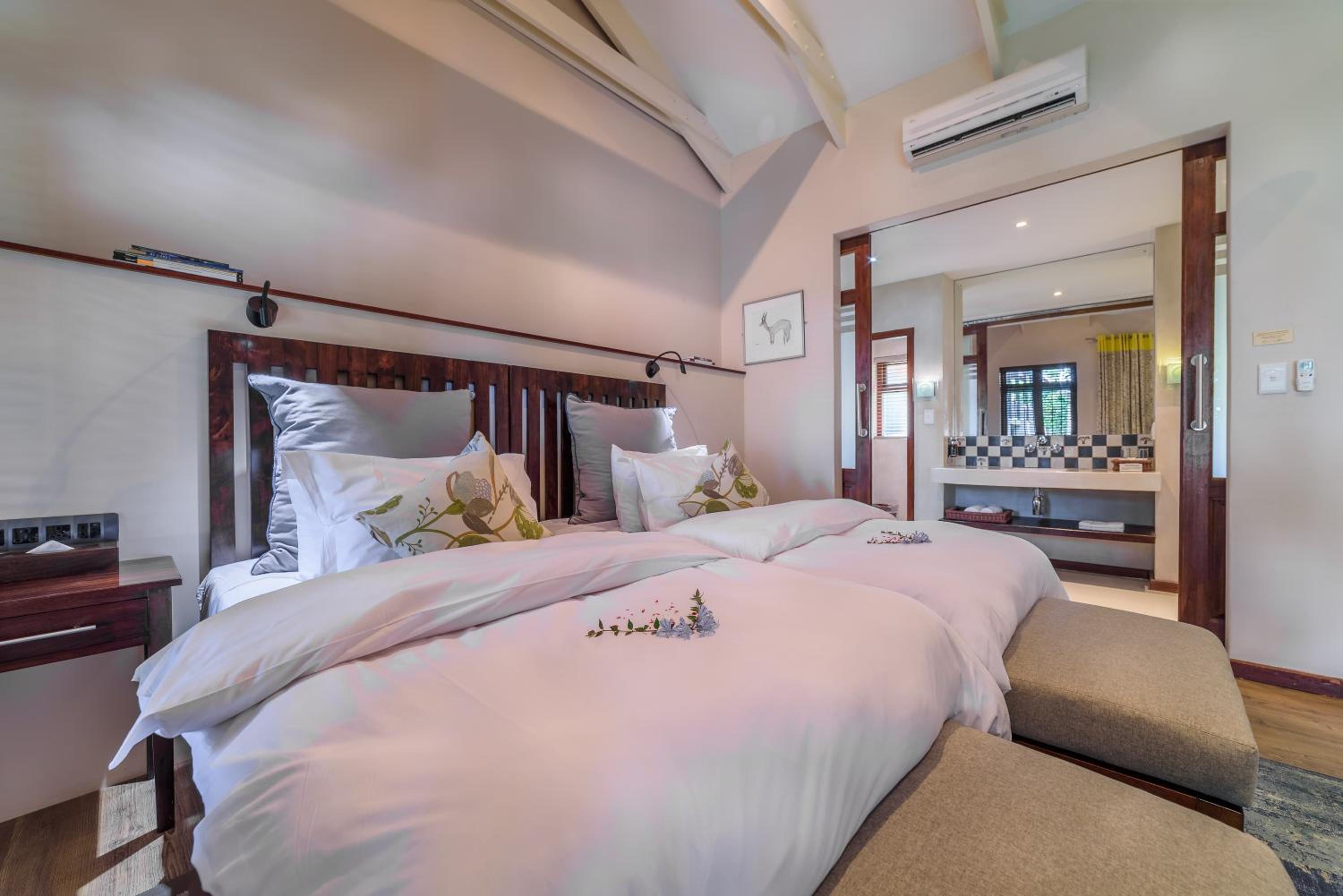 Deluxe Room - Photo 16