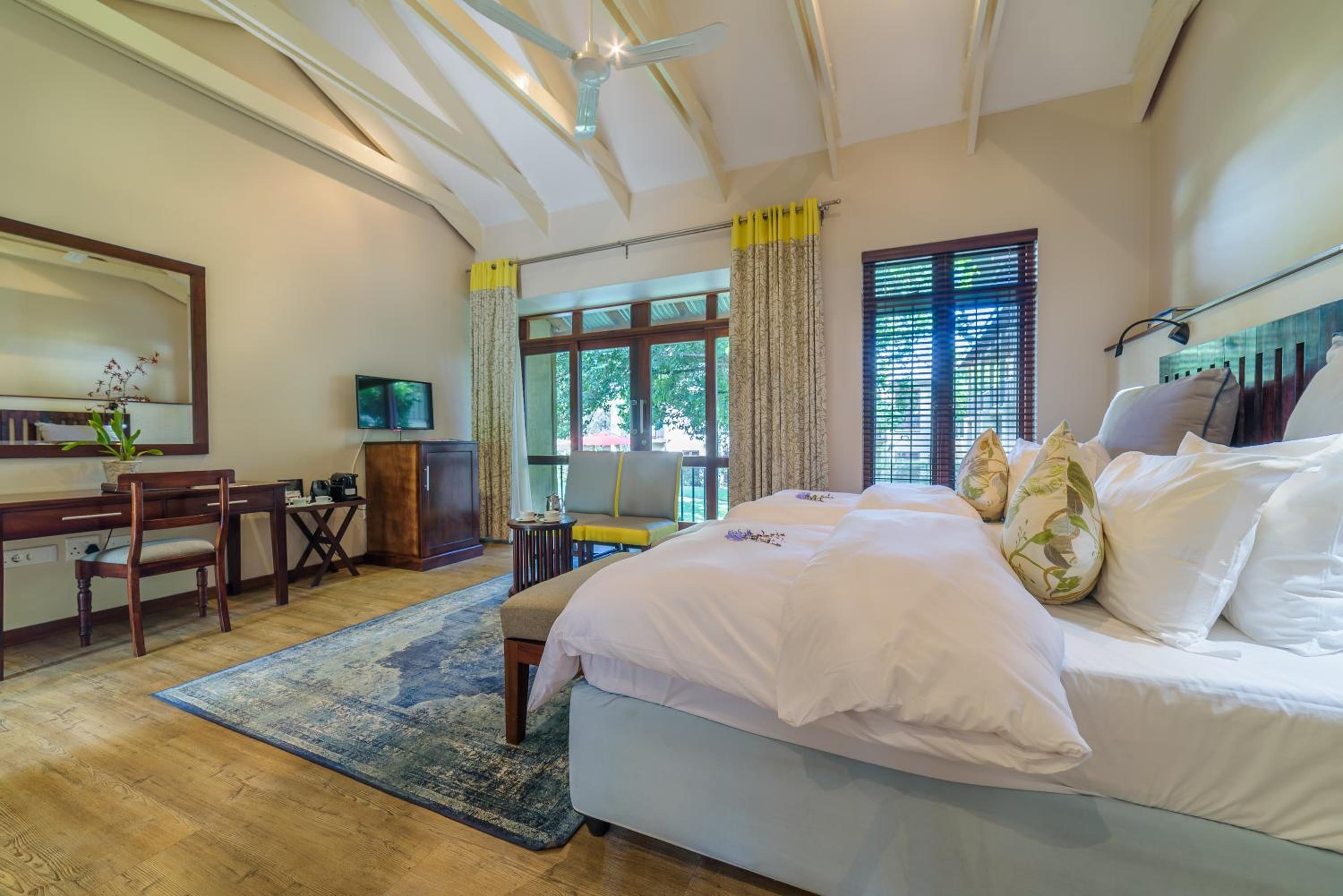 Deluxe Room - Photo 15