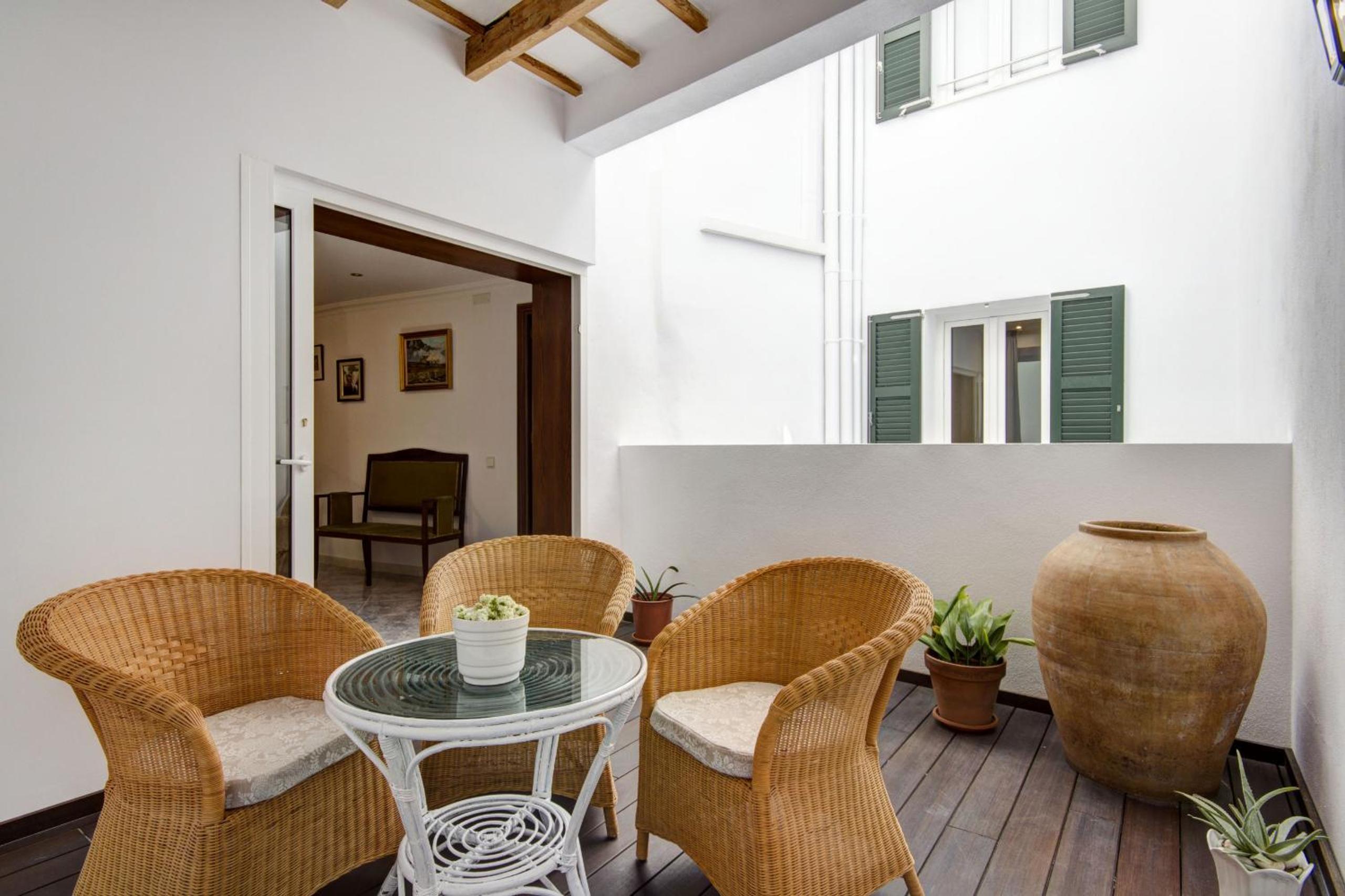 Five-Bedroom House photo 2