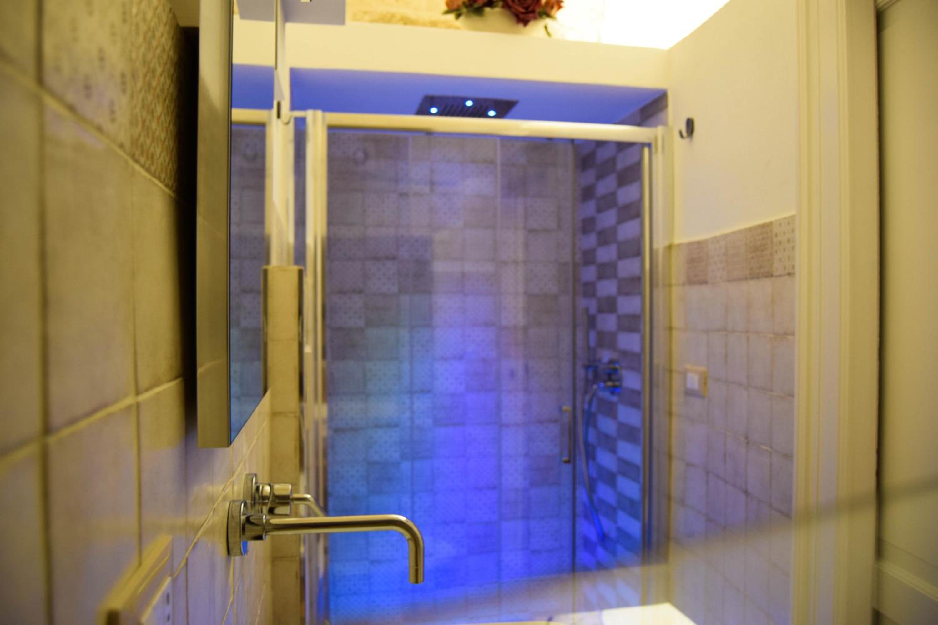 Double Room with Private Bathroom - Photo 30