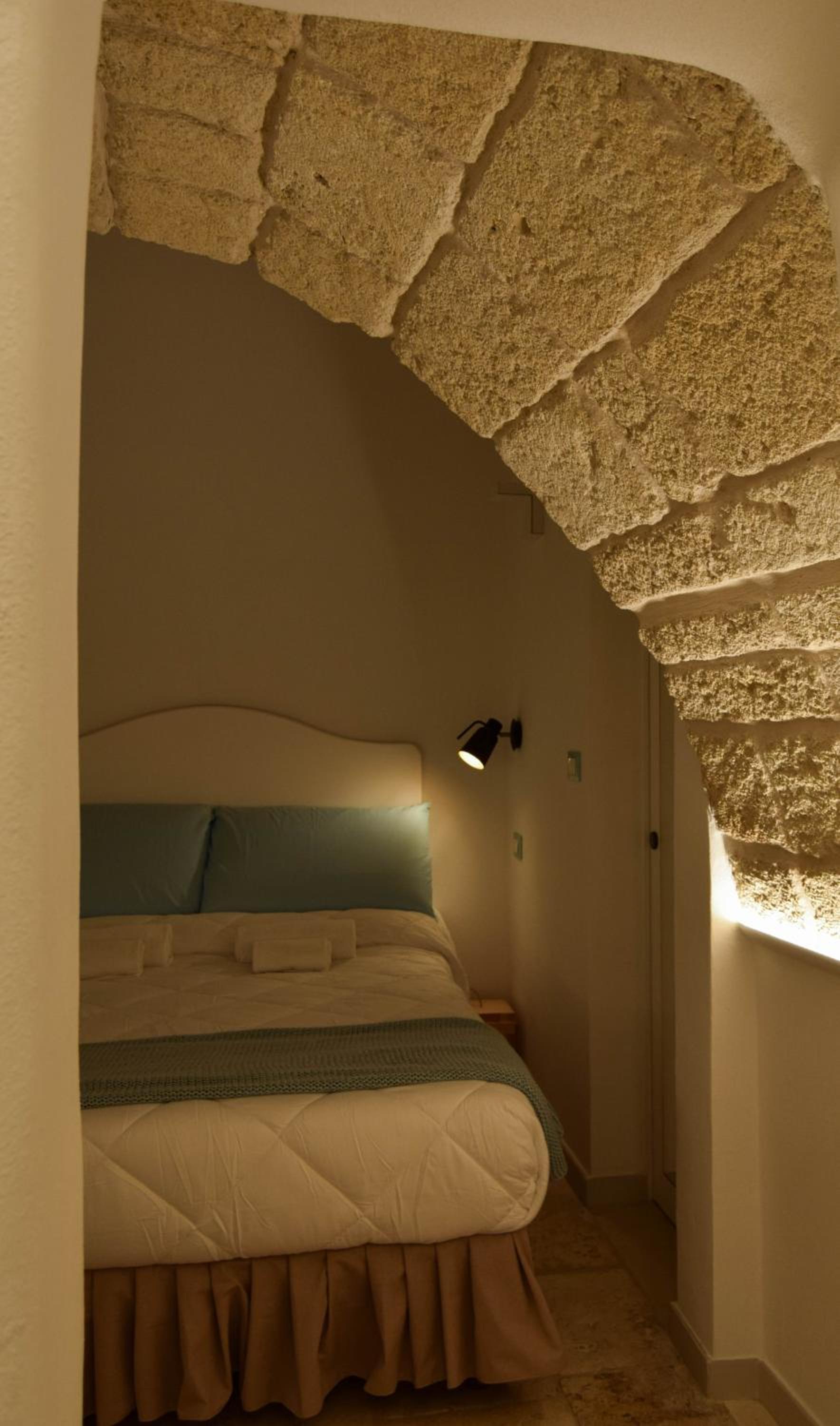 Double Room with Private Bathroom - Photo 18