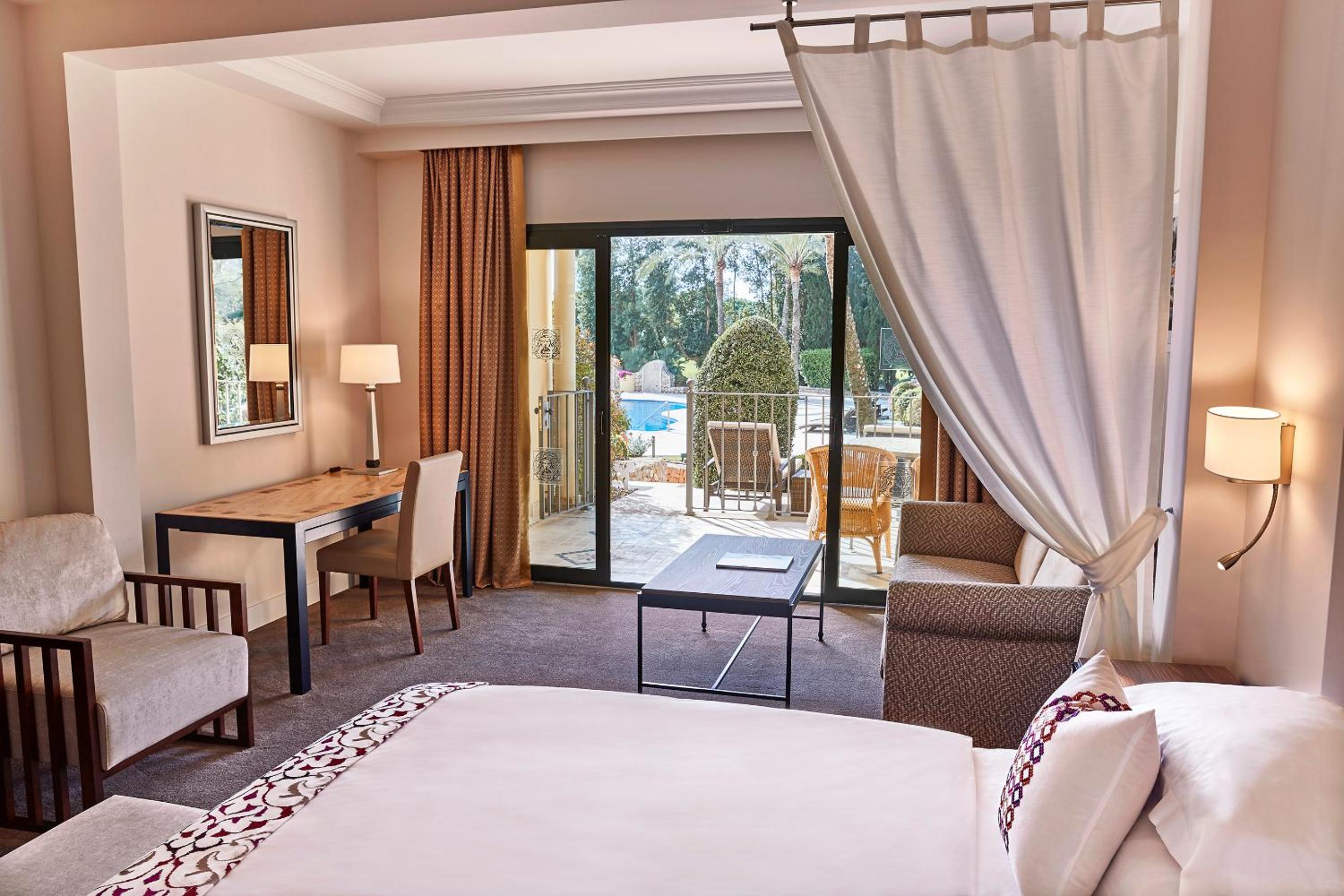 Habitación Doble Deluxe con Terraza Privada y Vista a la Piscina