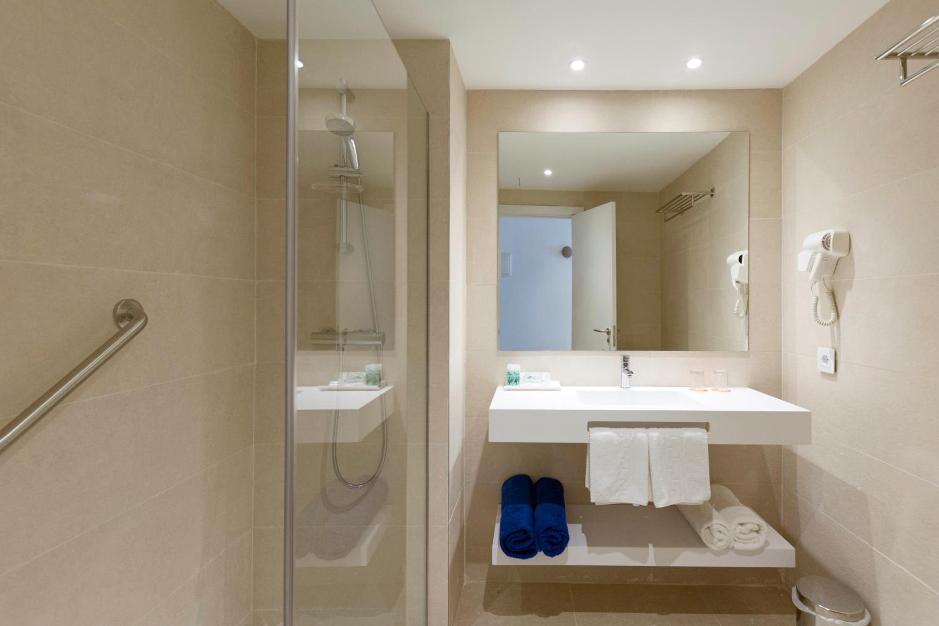 Twin Room with Pool View photo 2