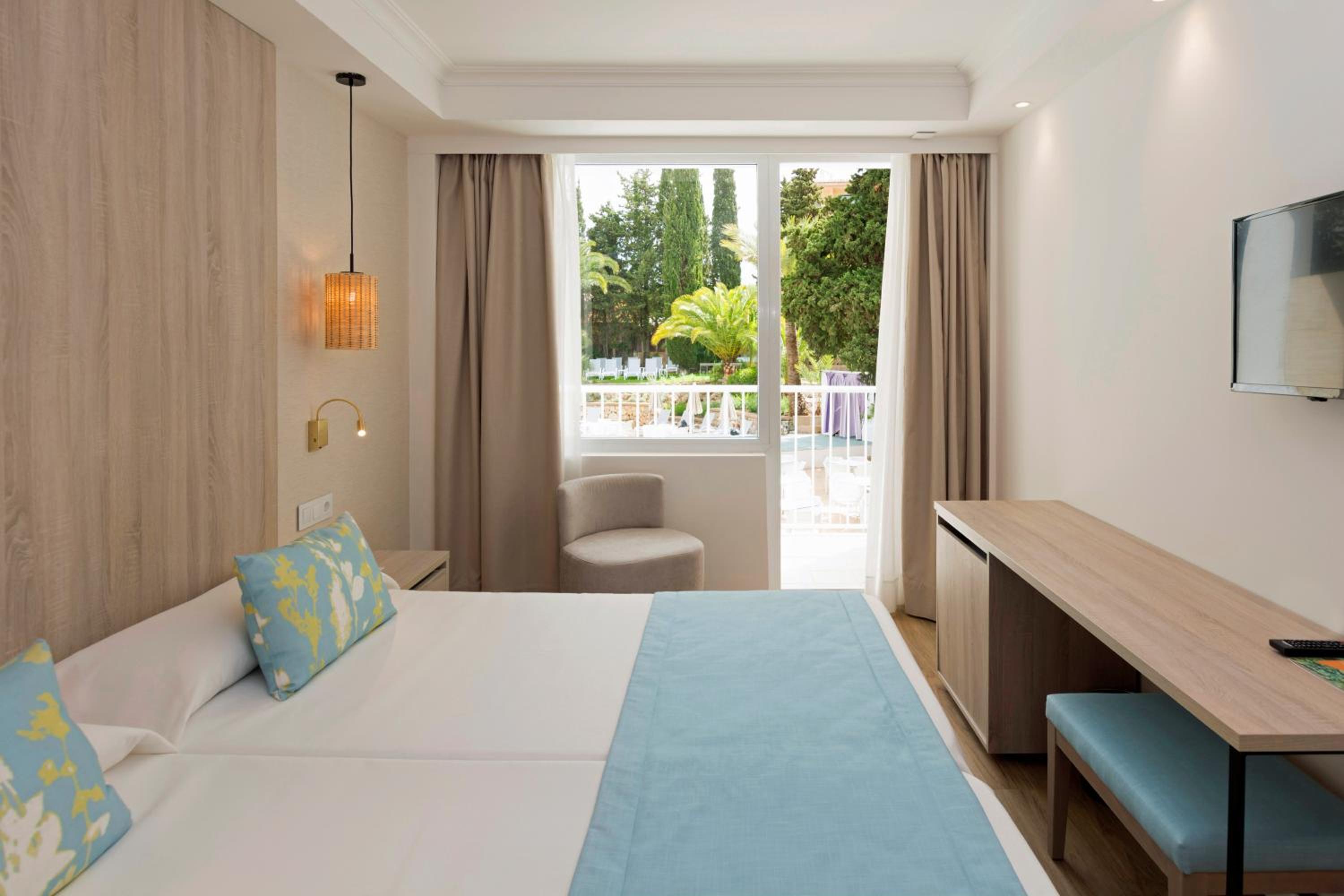 Habitación Doble con Vista a la Piscina