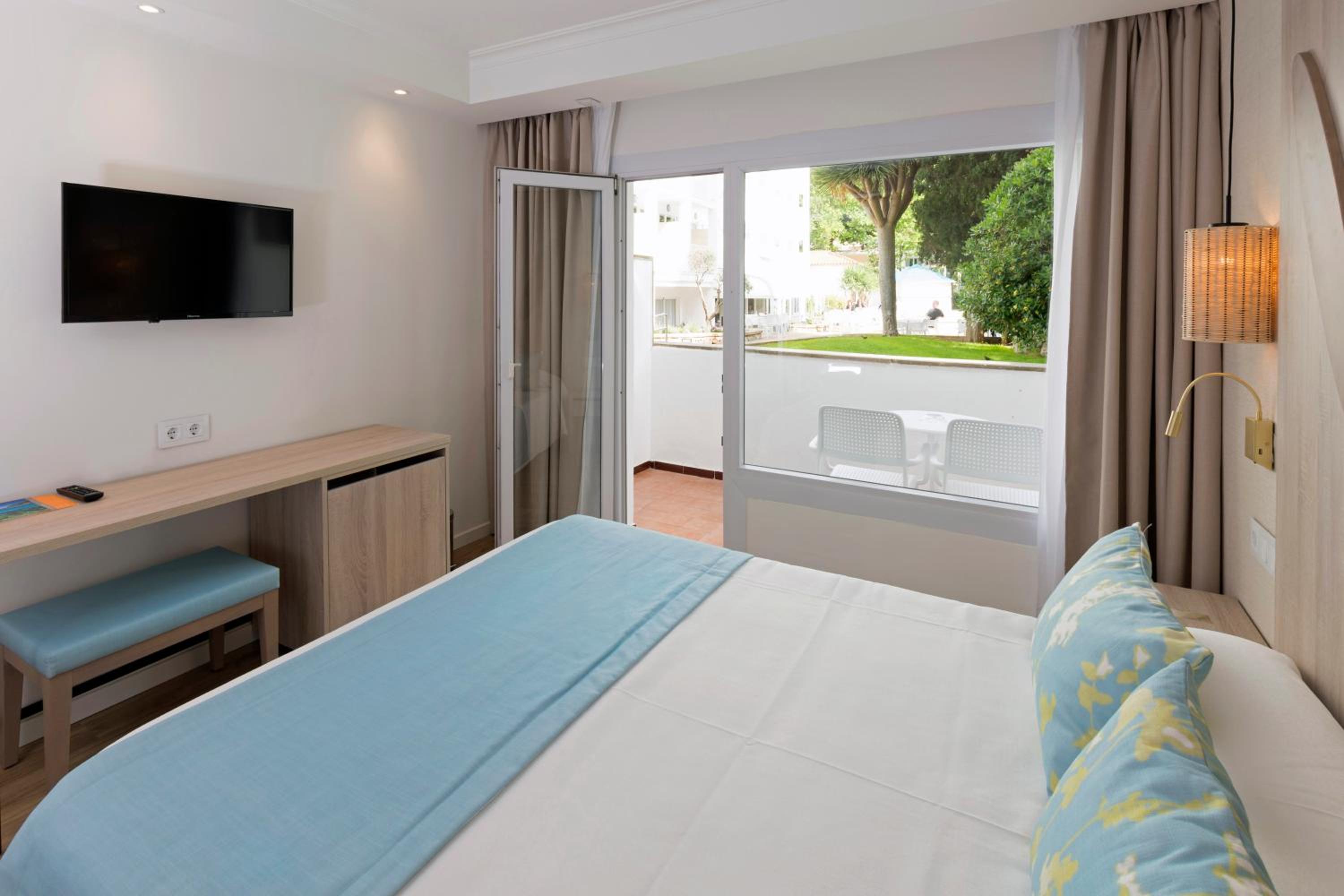 Twin Room with Pool View photo 3
