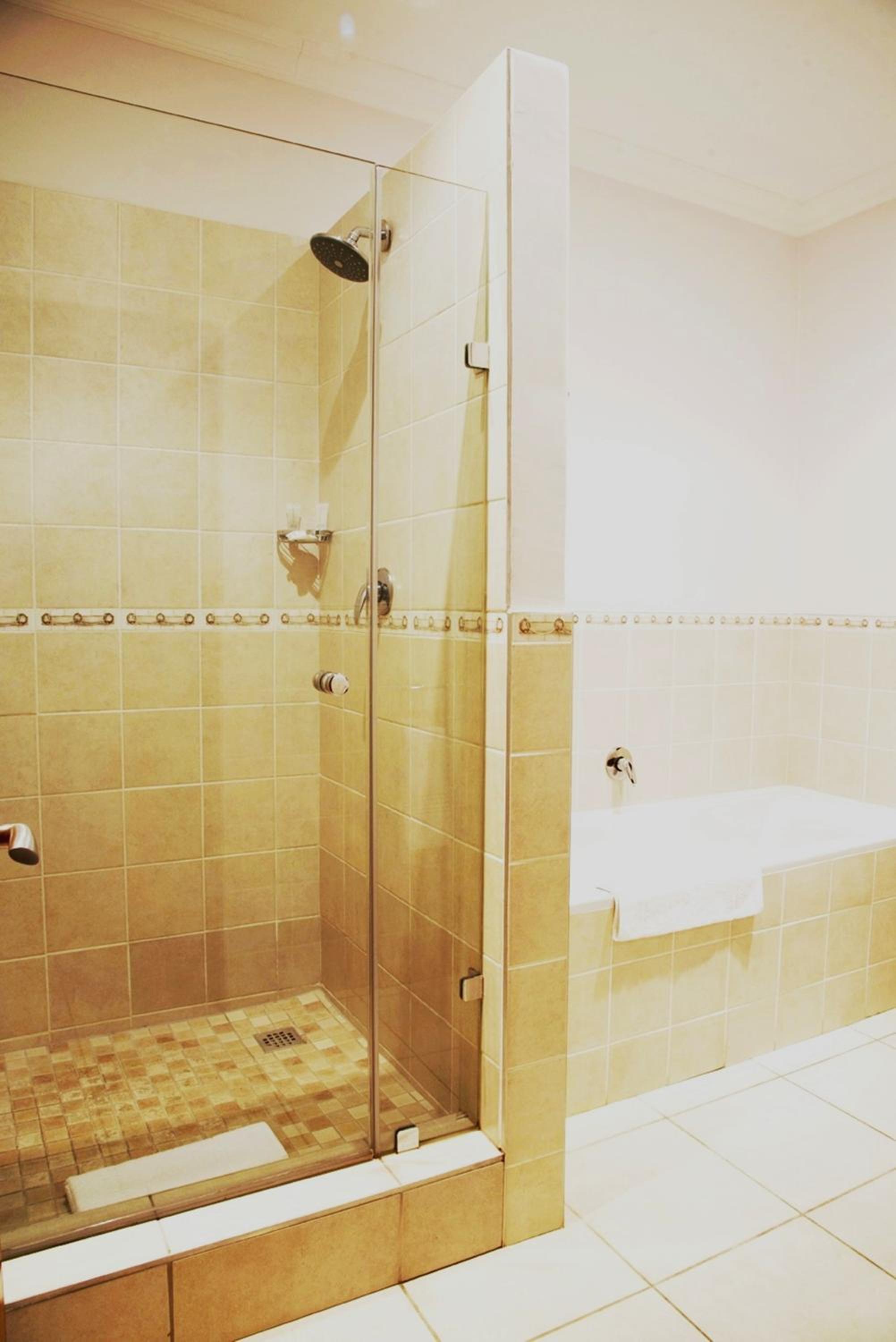 Executive Room with Queen Bed - Photo 8