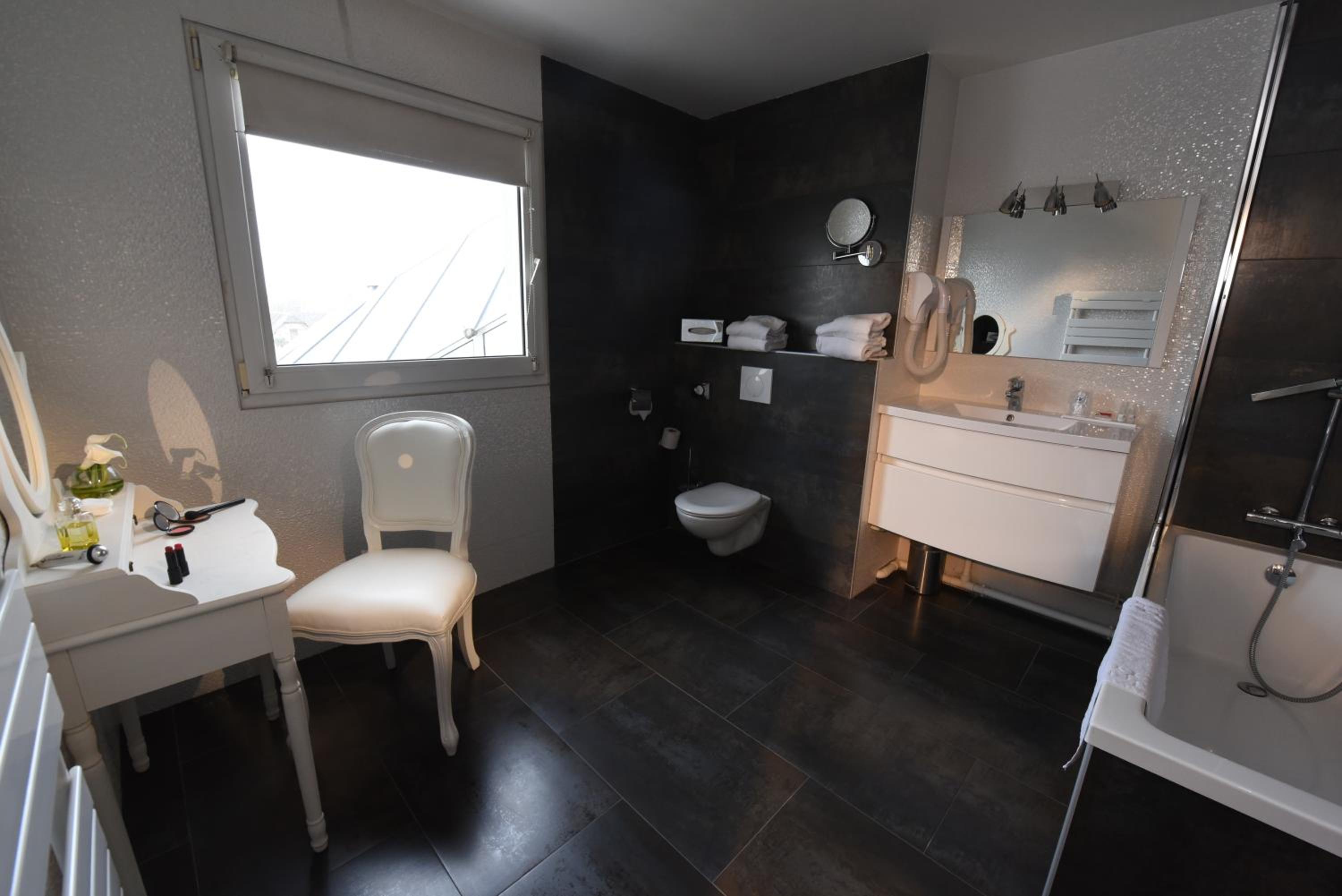 Suite - Photo 3