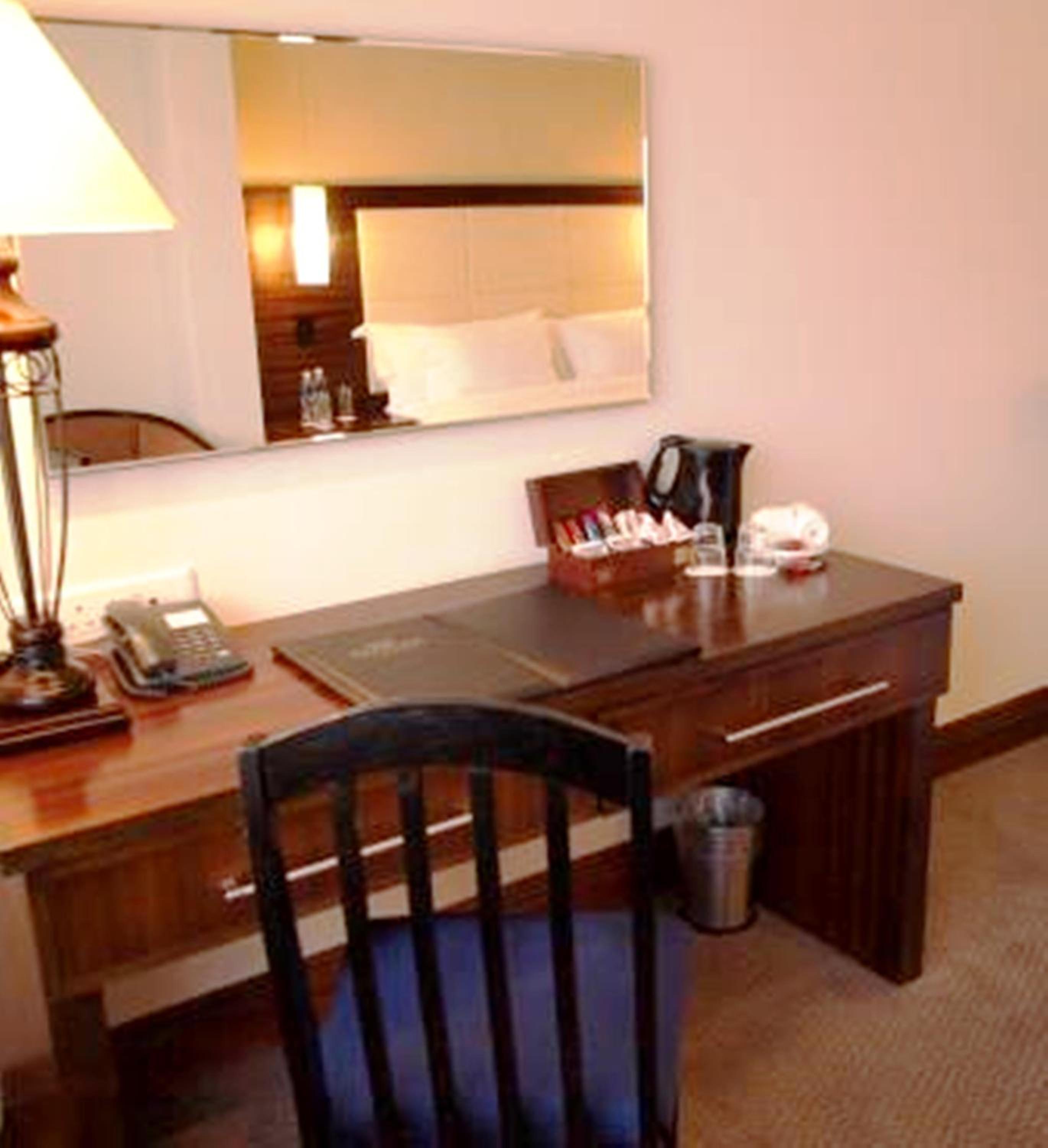 Executive Room with Queen Bed - Photo 2