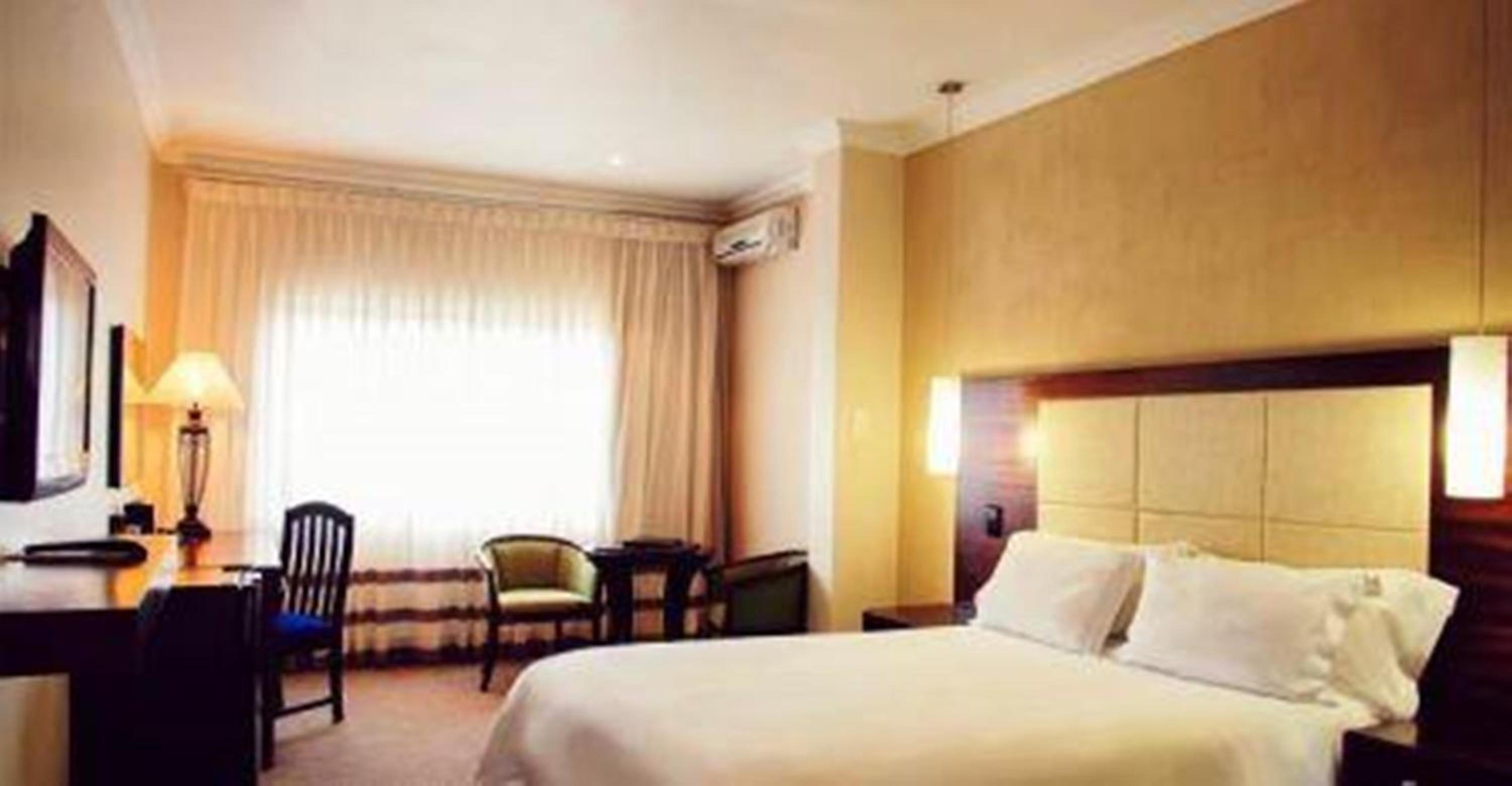 Executive Room with Queen Bed - Photo 1