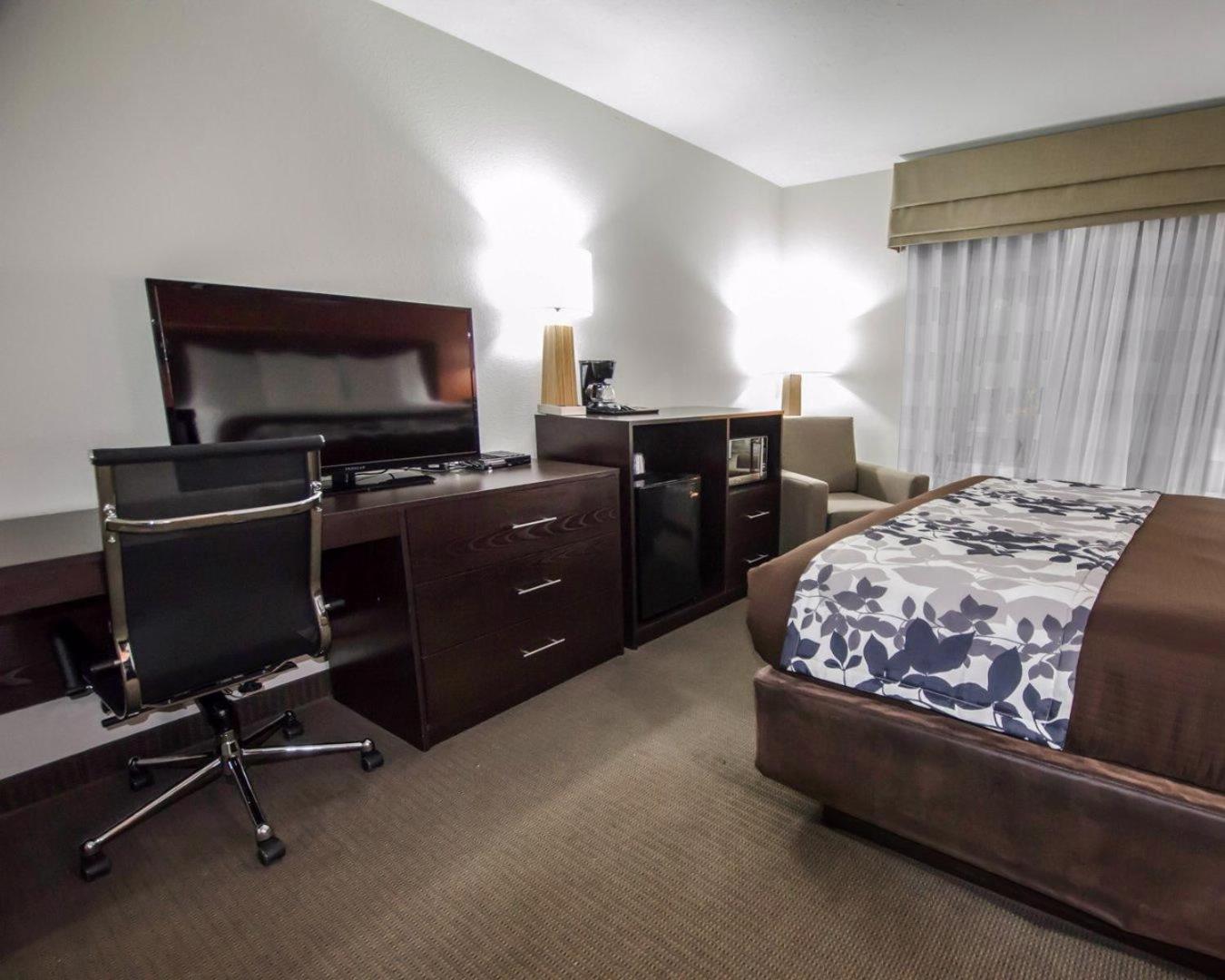 Standard King Room - Non-Smoking  photo 2