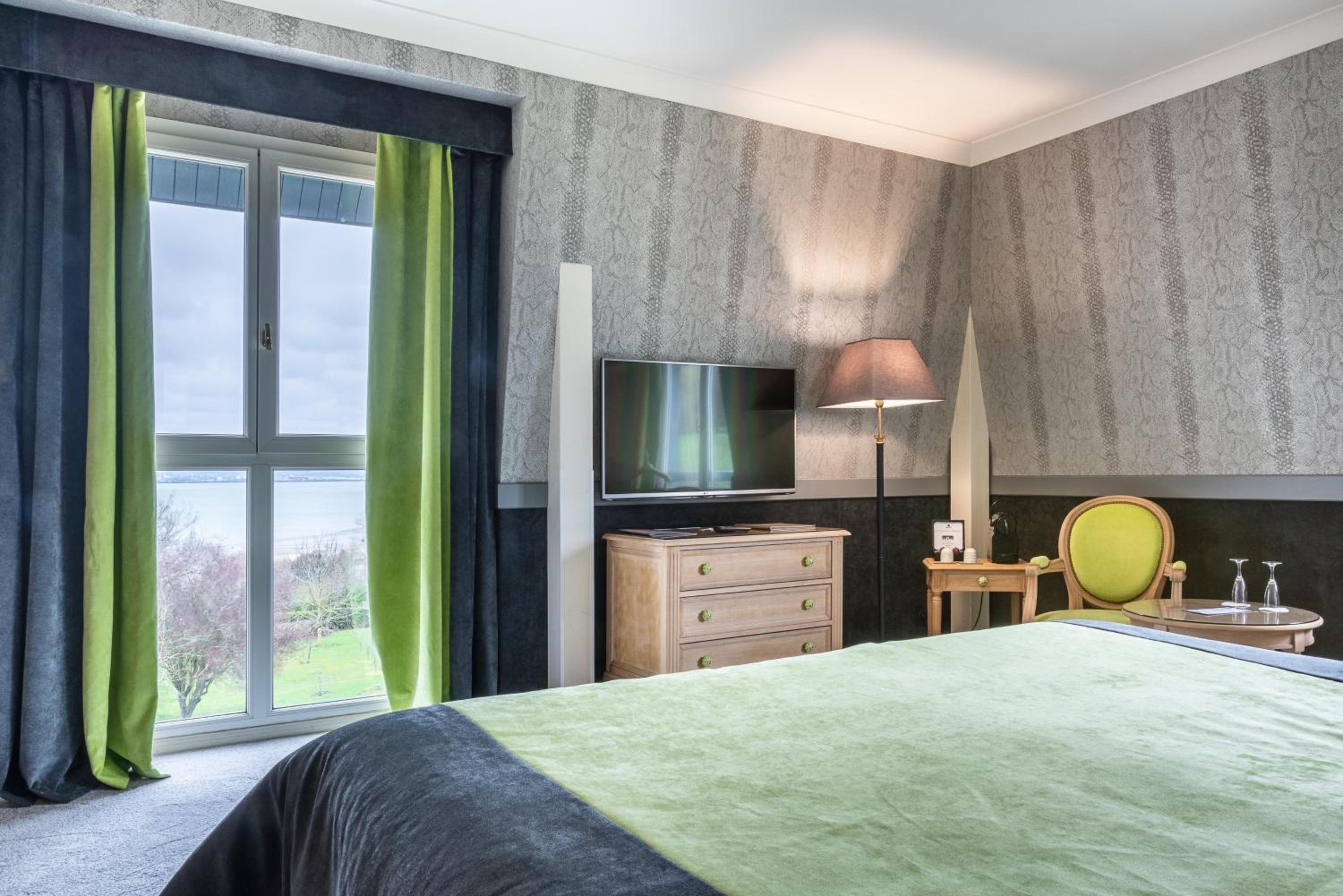 Executive Double Room with Spa Access - Photo 13