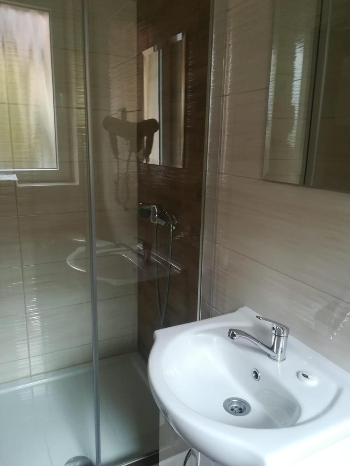 Standard Twin Room - Photo 4