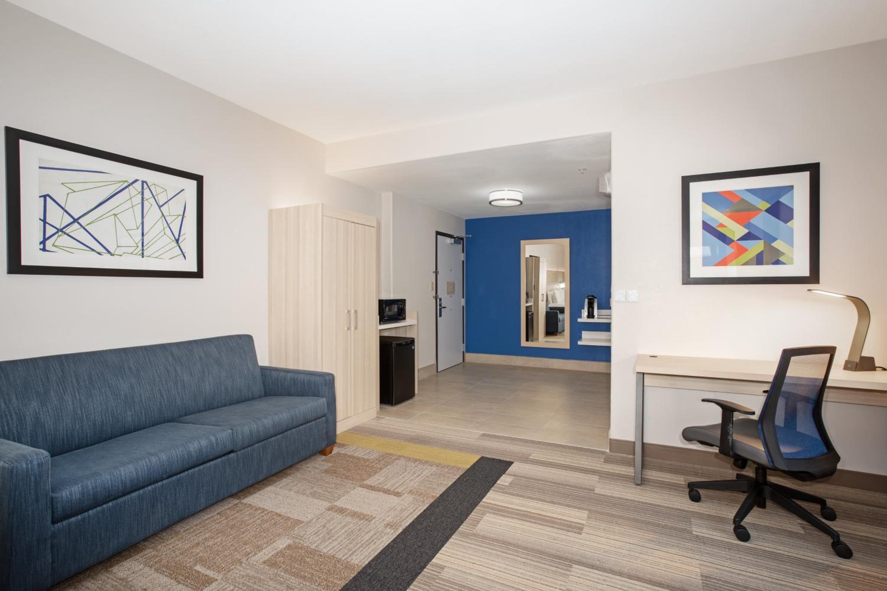 Deluxe Queen Room with Two Queen Beds - Non-Smoking/ Hearing Accessible - Photo 3