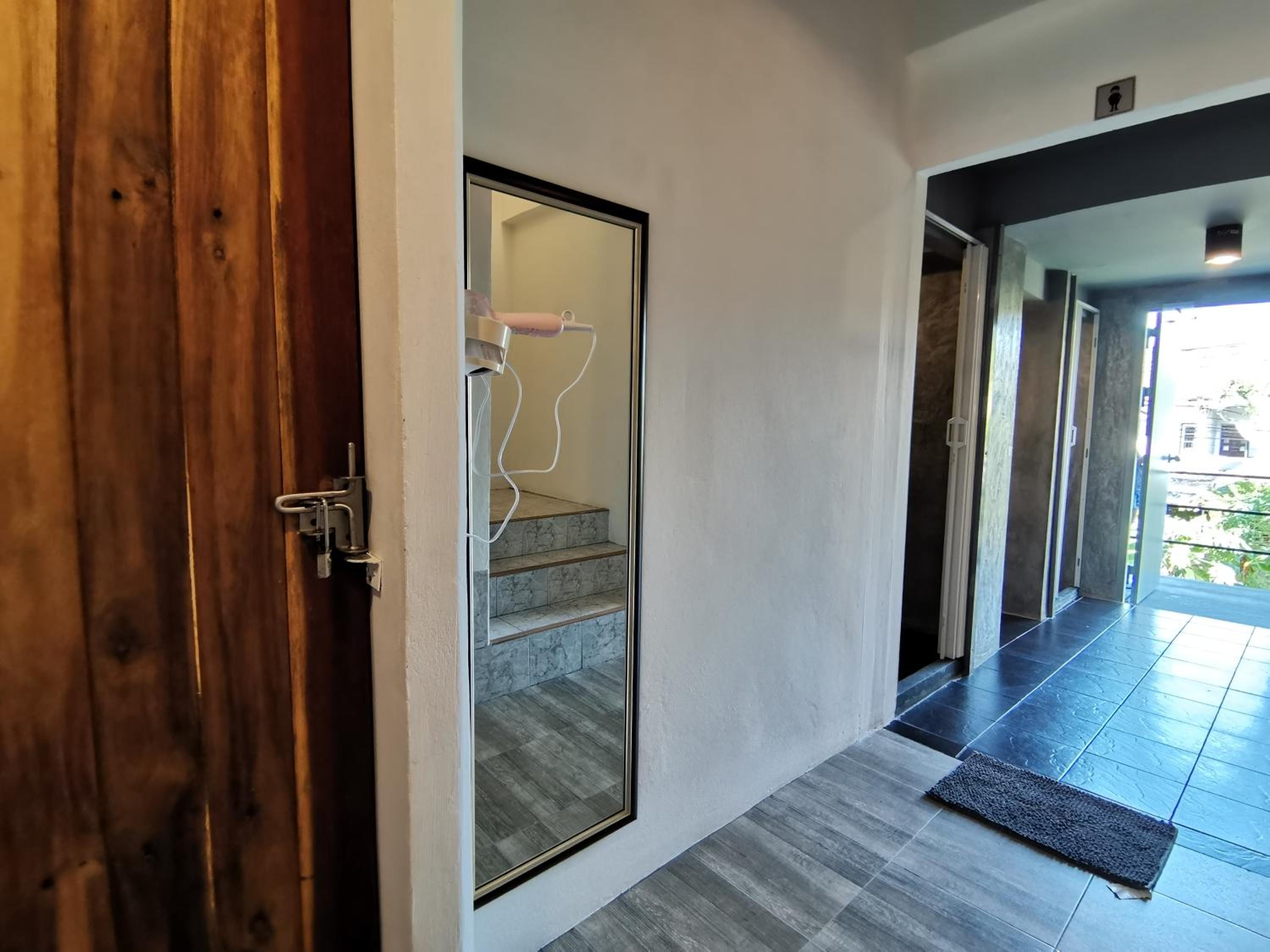 Standard 6 Bed Private shared Bathroom photo 3