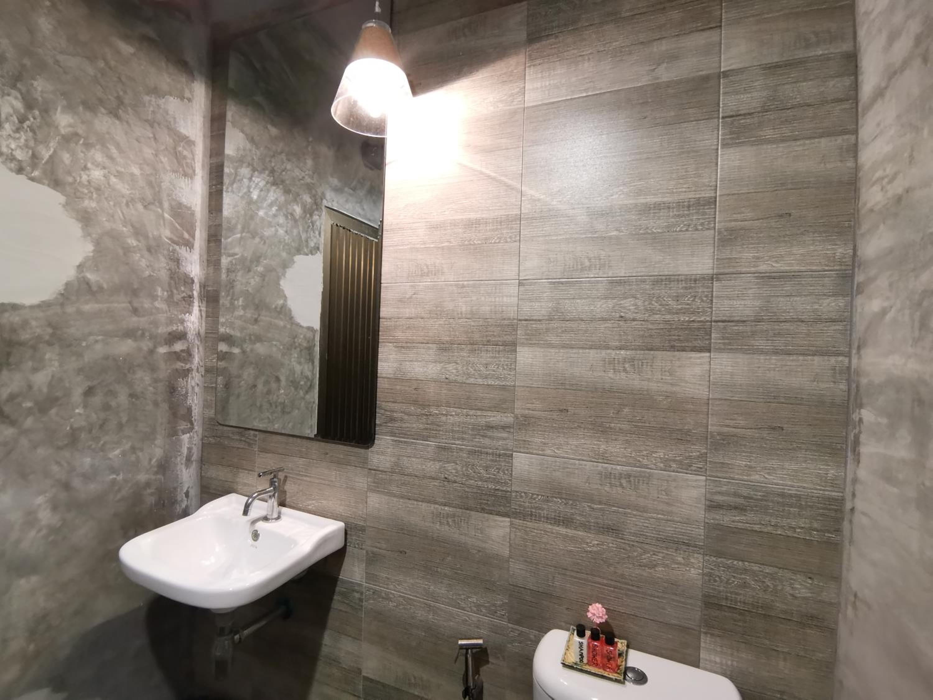 Standard Double Bed Private Ensuite - Photo 2