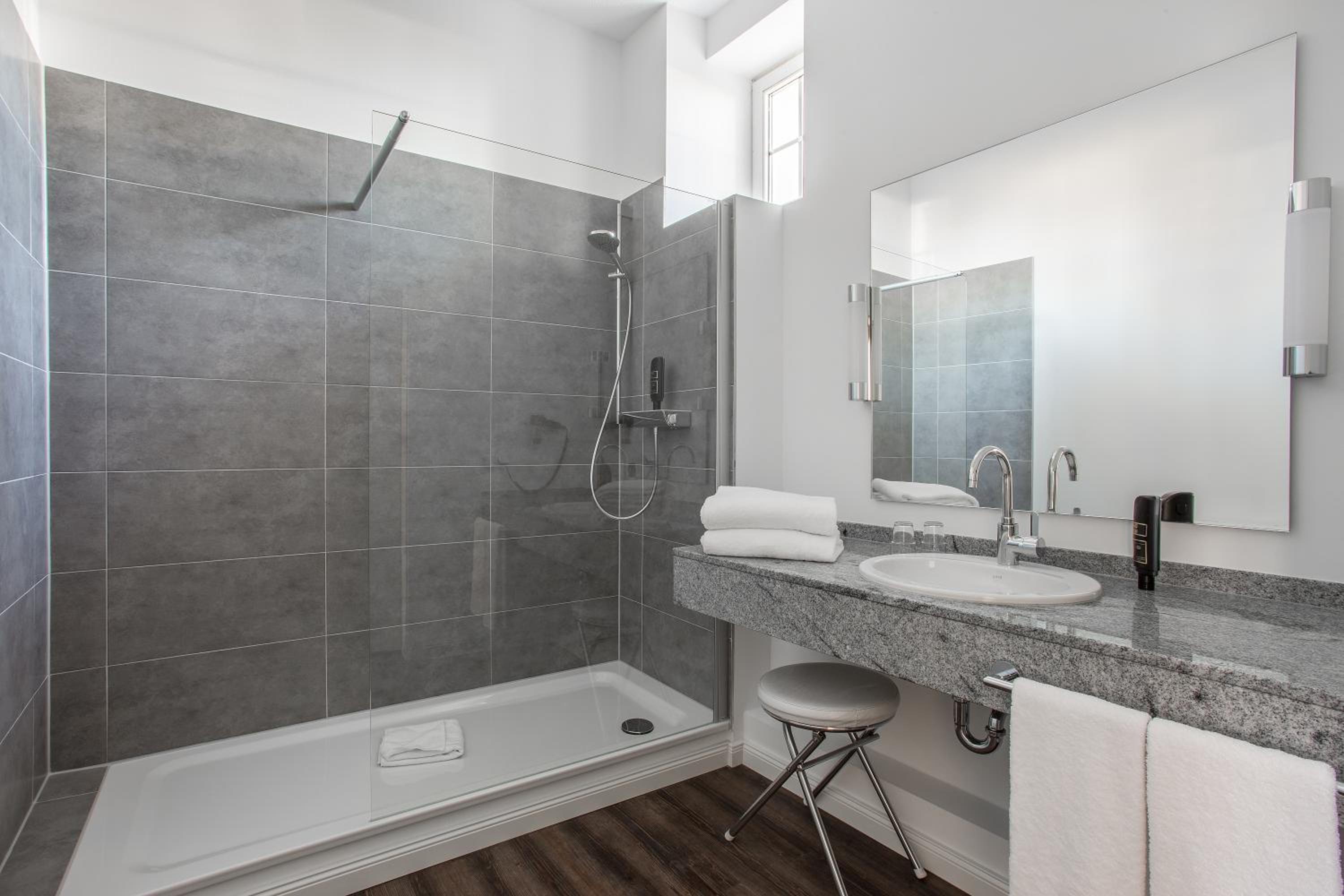 Burgundyroom photo 3