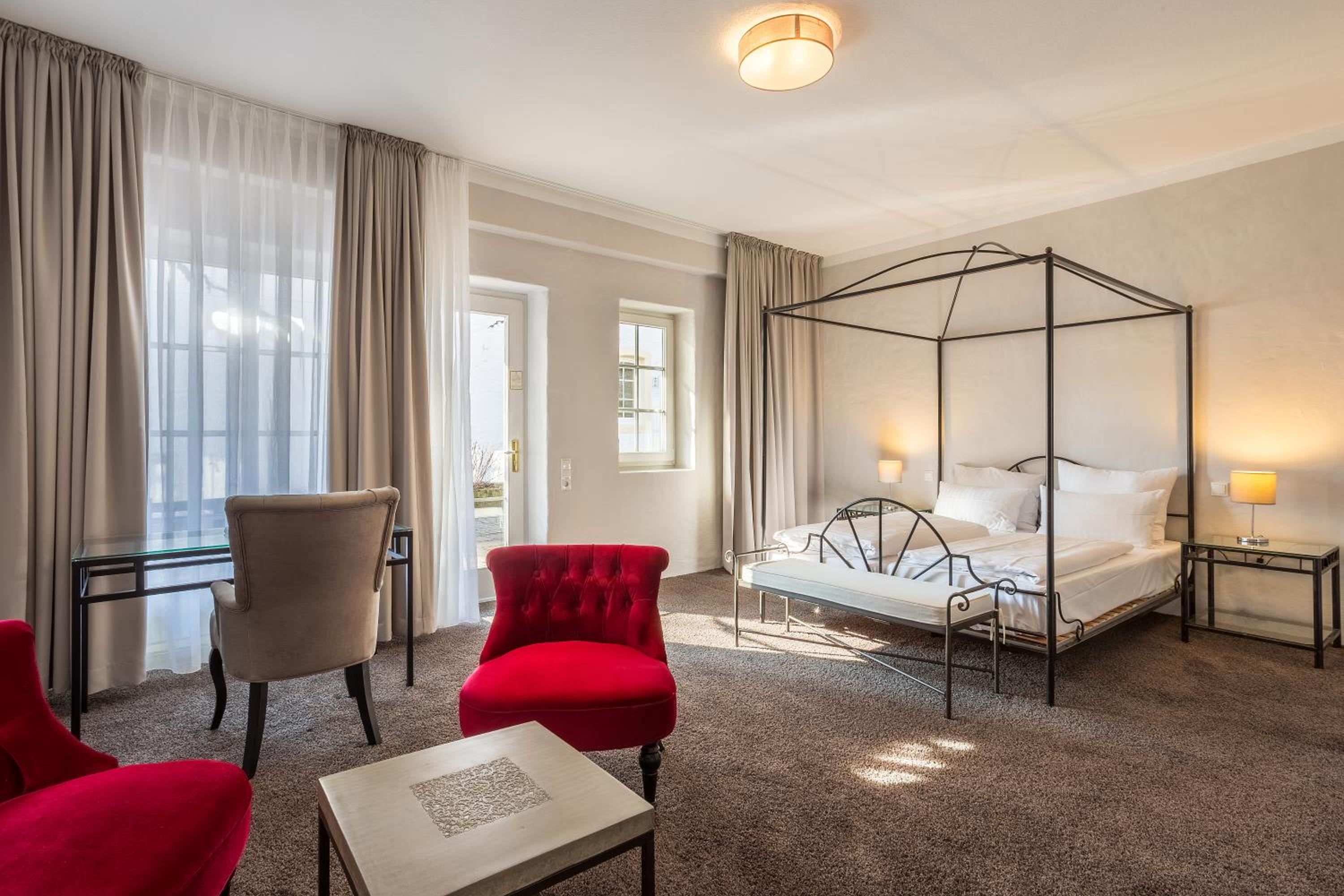 Burgundyroom photo 1