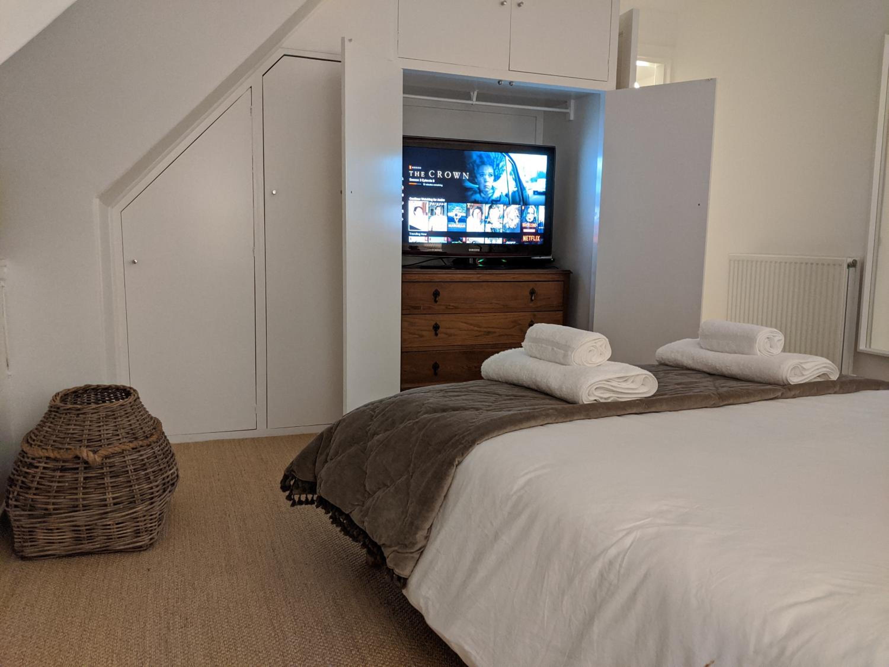 Two-Bedroom Apartment - Photo 2
