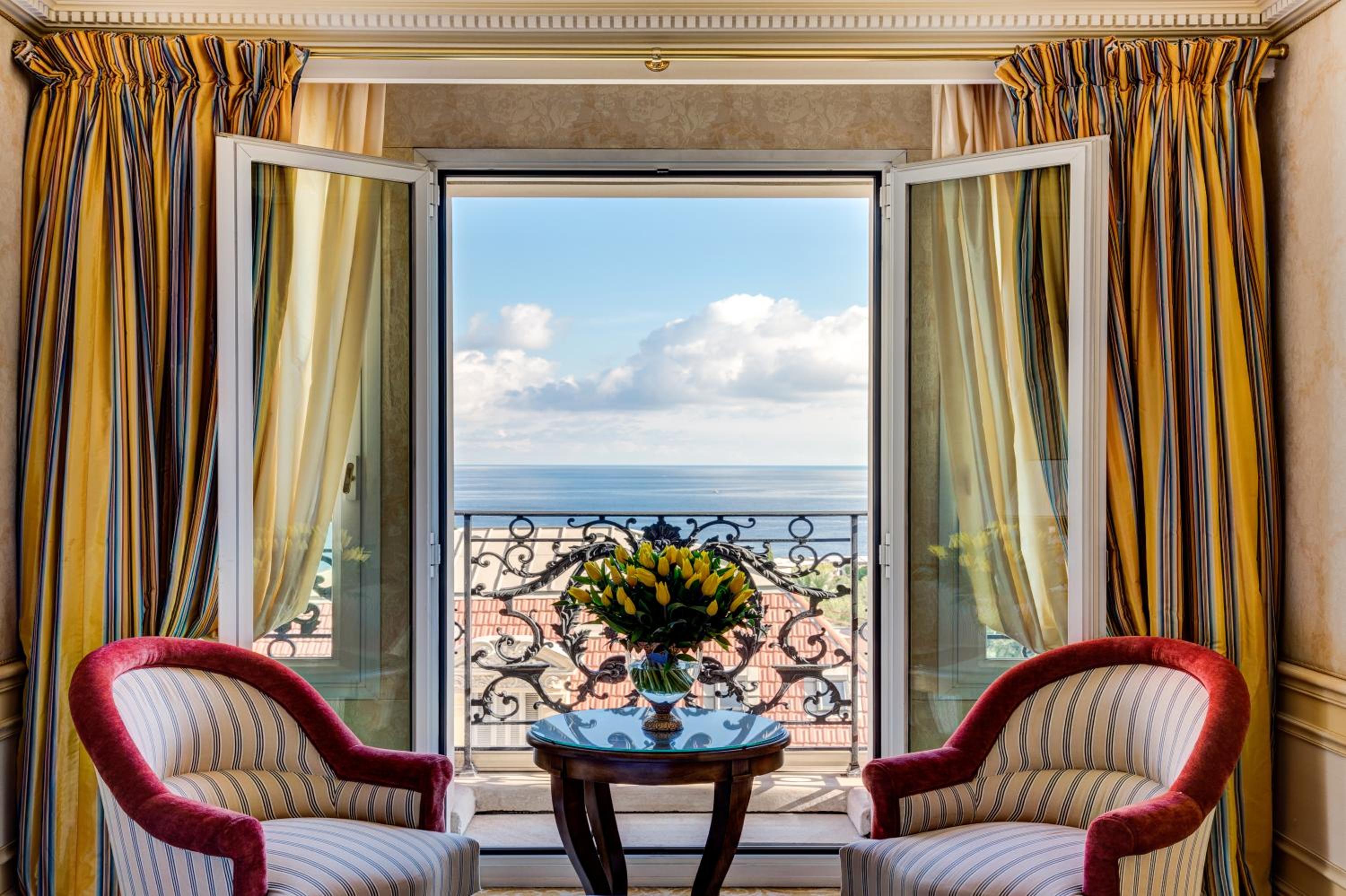 Deluxe Suite with Sea View thumbnail 5