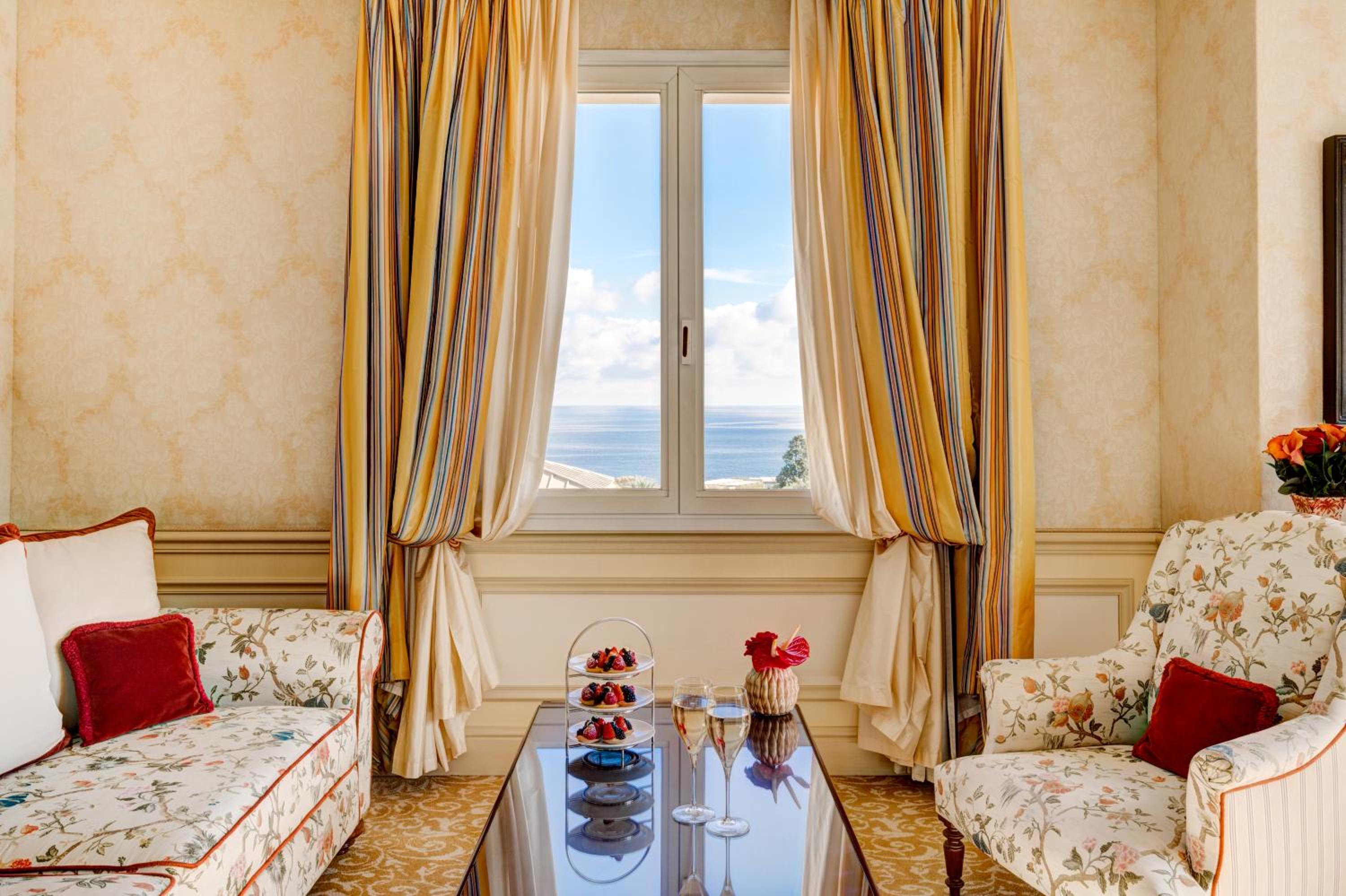 Deluxe Suite with Sea View