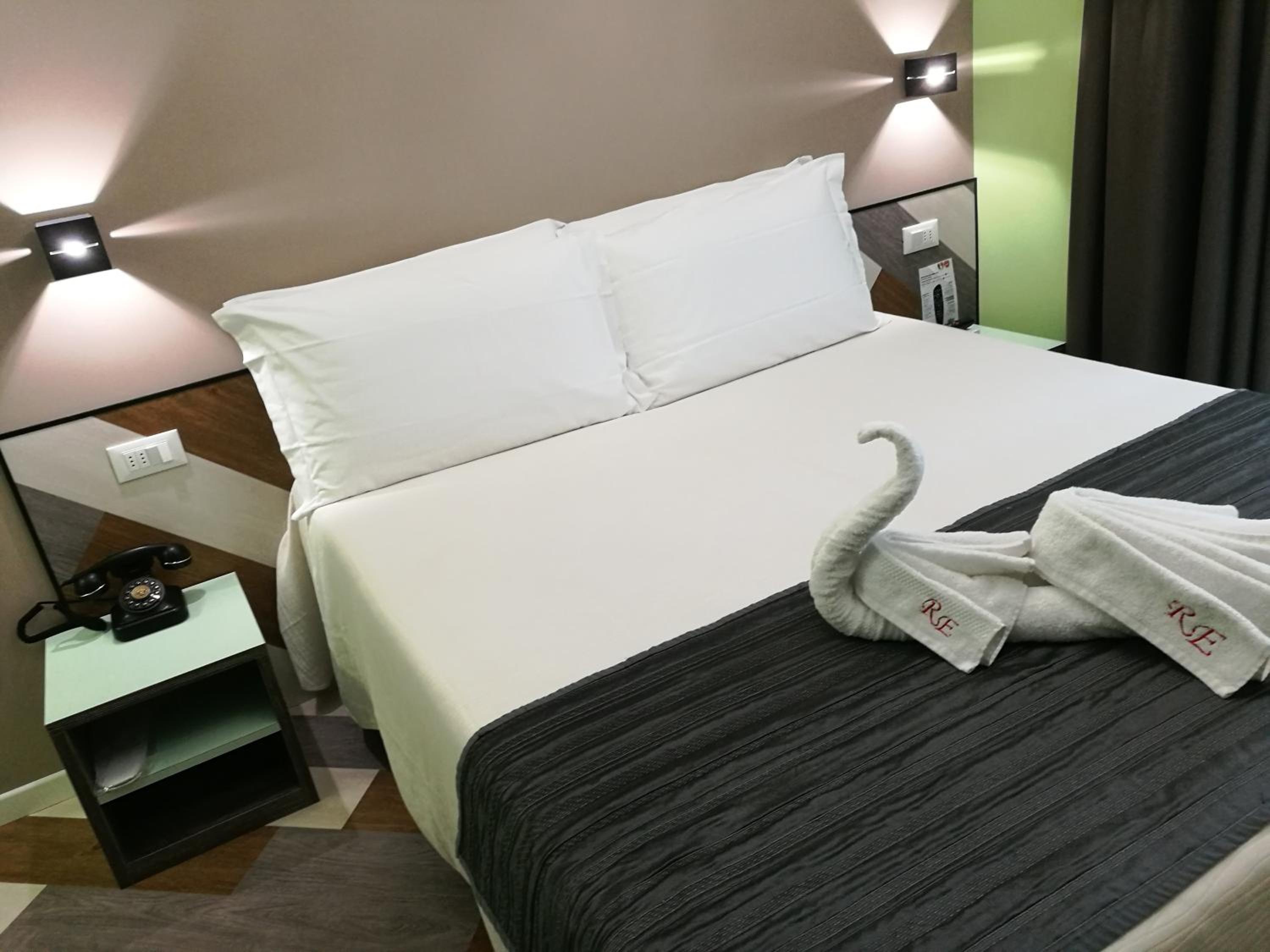 Deluxe Double Room - Photo 9