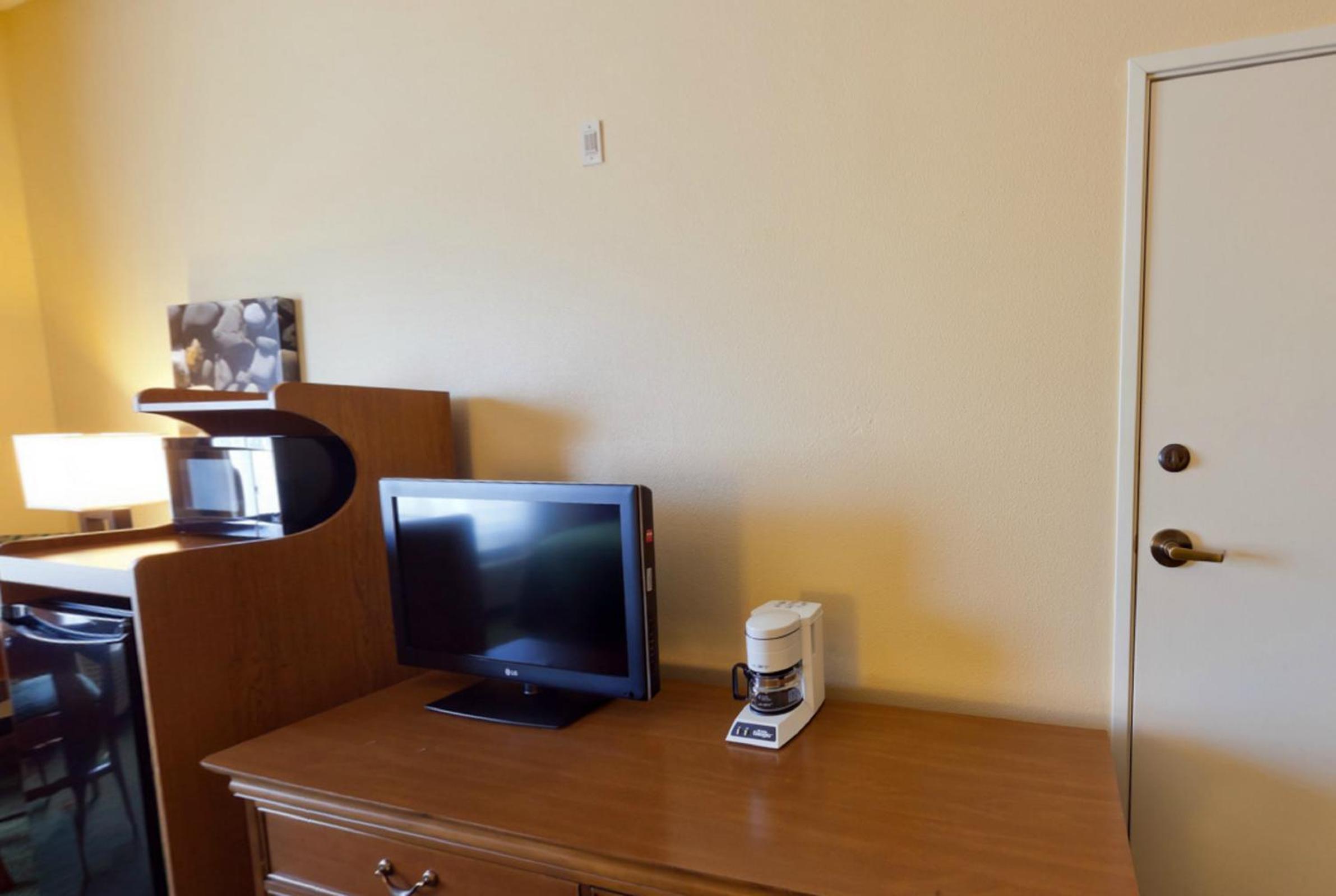 Queen Room with Two Queen Beds - Photo 7