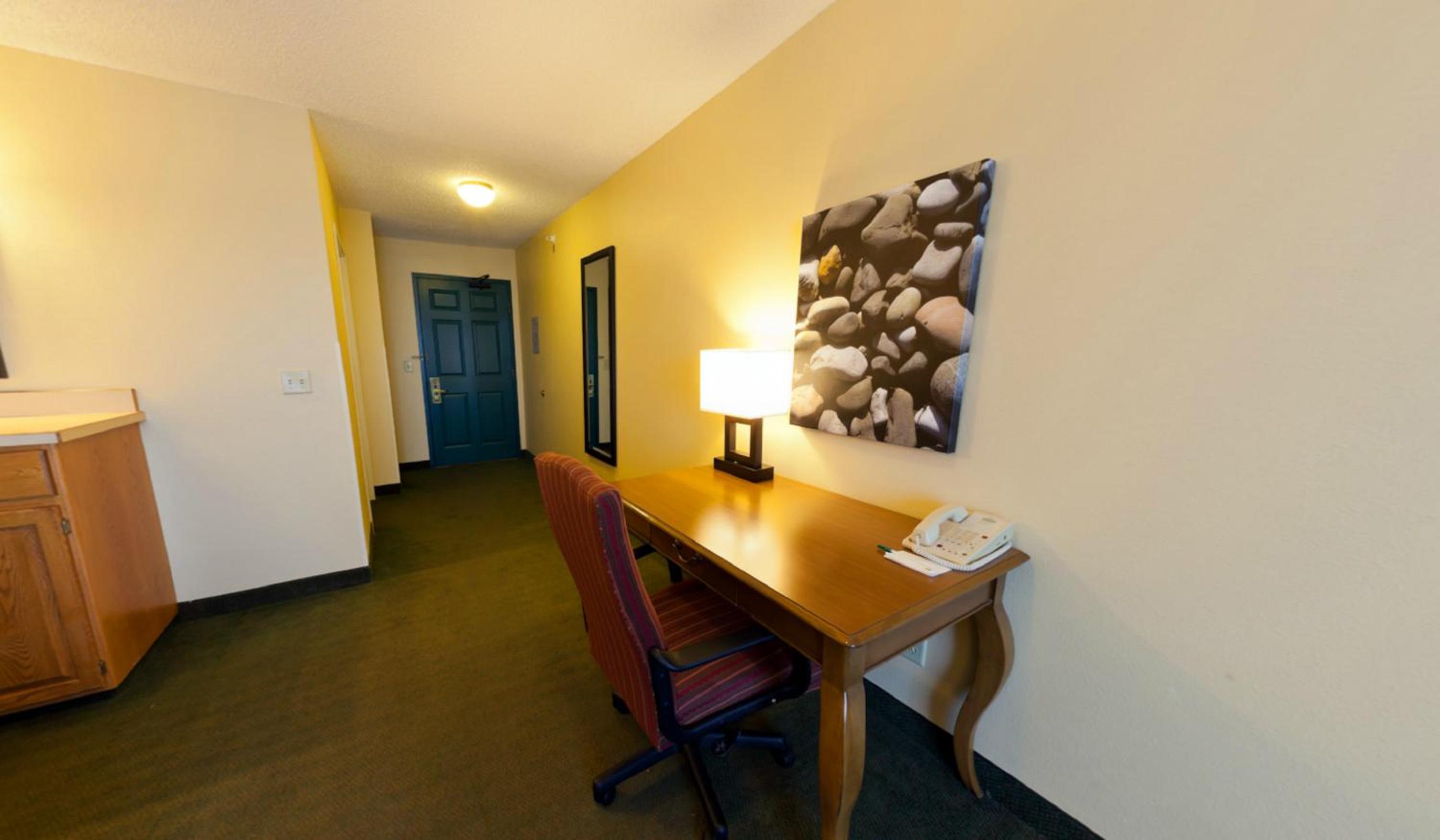 One-Bedroom King Suite with Sofa Bed - Photo 3